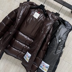 MO家 26秋冬新款 连帽羽绒外套 自带光泽质感 大气耐看 可拆卸帽子搭配立领护颈 锁温防风 横向大方格90鹅绒填充 蓬 MO家 26秋冬新款 连帽羽绒外套 自带光泽质感 大气耐看 可拆卸帽子搭配立领护颈 锁温防风 横向大方格90鹅绒填充 蓬
