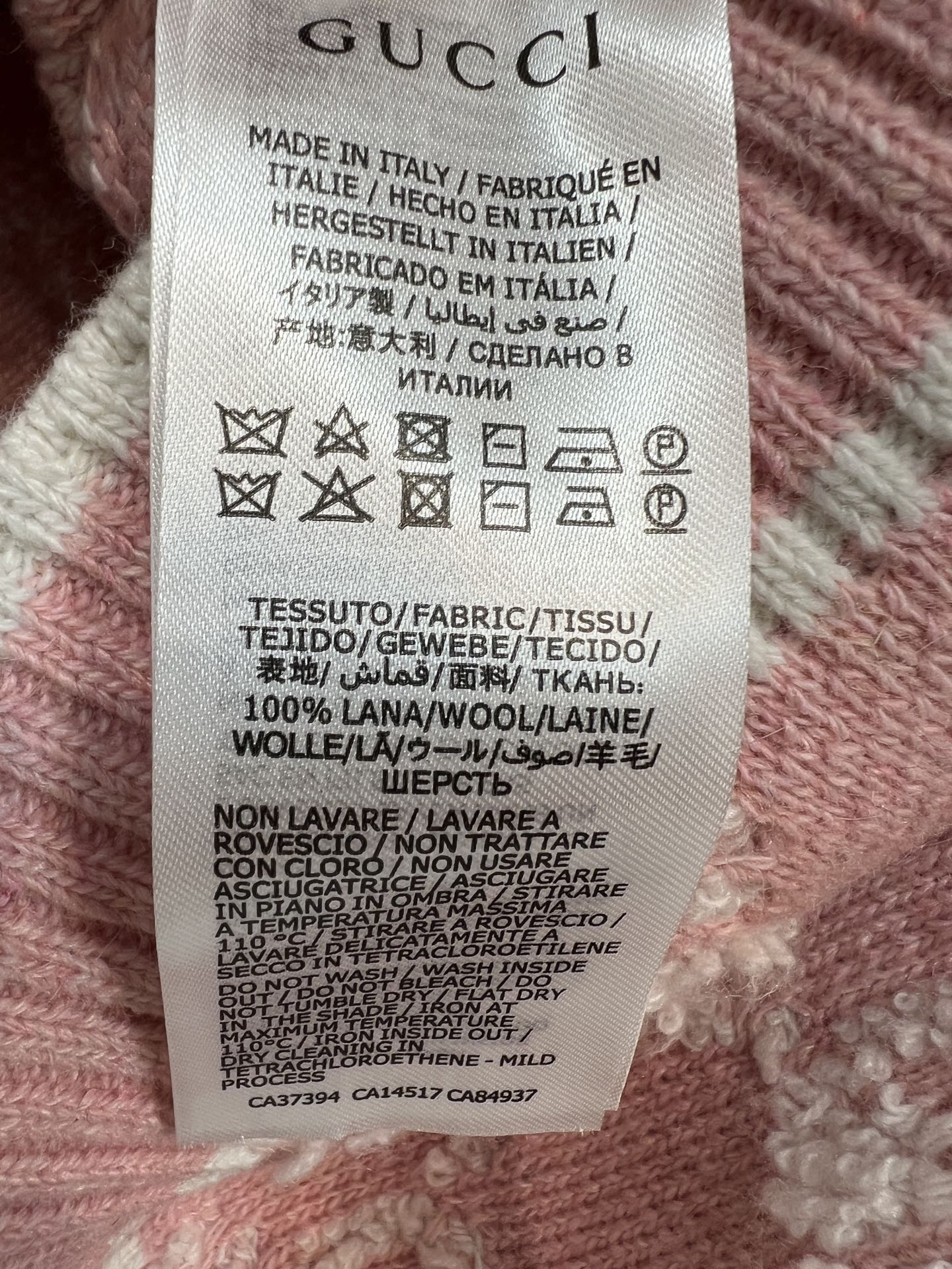 G家 26早秋新款 GG提花长袖开衫 圆领搭配撞色包边 复古金色纽扣质感高级 衣身满版立体提花纹理，羊毛针织面料厚实软糯
