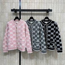 G家 26早秋新款 GG提花长袖开衫 圆领搭配撞色包边 复古金色纽扣质感高级 衣身满版立体提花纹理,羊毛针织面料厚实软糯 G家 26早秋新款 GG提花长袖开衫 圆领搭配撞色包边 复古金色纽扣质感高级 衣身满版立体提花纹理,羊毛针织面料厚实软糯
