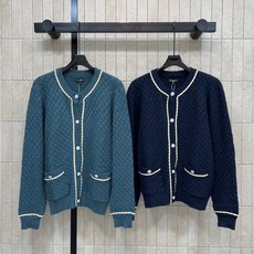 C家 26早秋新款 圆领针织开衫 采用羊绒针织面料 搭配米白撞色织带包边 精致珍珠纽扣点缀门襟与口袋 对称贴袋增加实用感 C家 26早秋新款 圆领针织开衫 采用羊绒针织面料 搭配米白撞色织带包边 精致珍珠纽扣点缀门襟与口袋 对称贴袋增加实用感