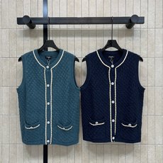 C家 26早秋新款 针织马甲上衣 采用羊绒针织面料 小香风气质十足 全身复古绞花纹理 软糯厚实 精致纽扣门襟 双侧贴袋同 C家 26早秋新款 针织马甲上衣 采用羊绒针织面料 小香风气质十足 全身复古绞花纹理 软糯厚实 精致纽扣门襟 双侧贴袋同