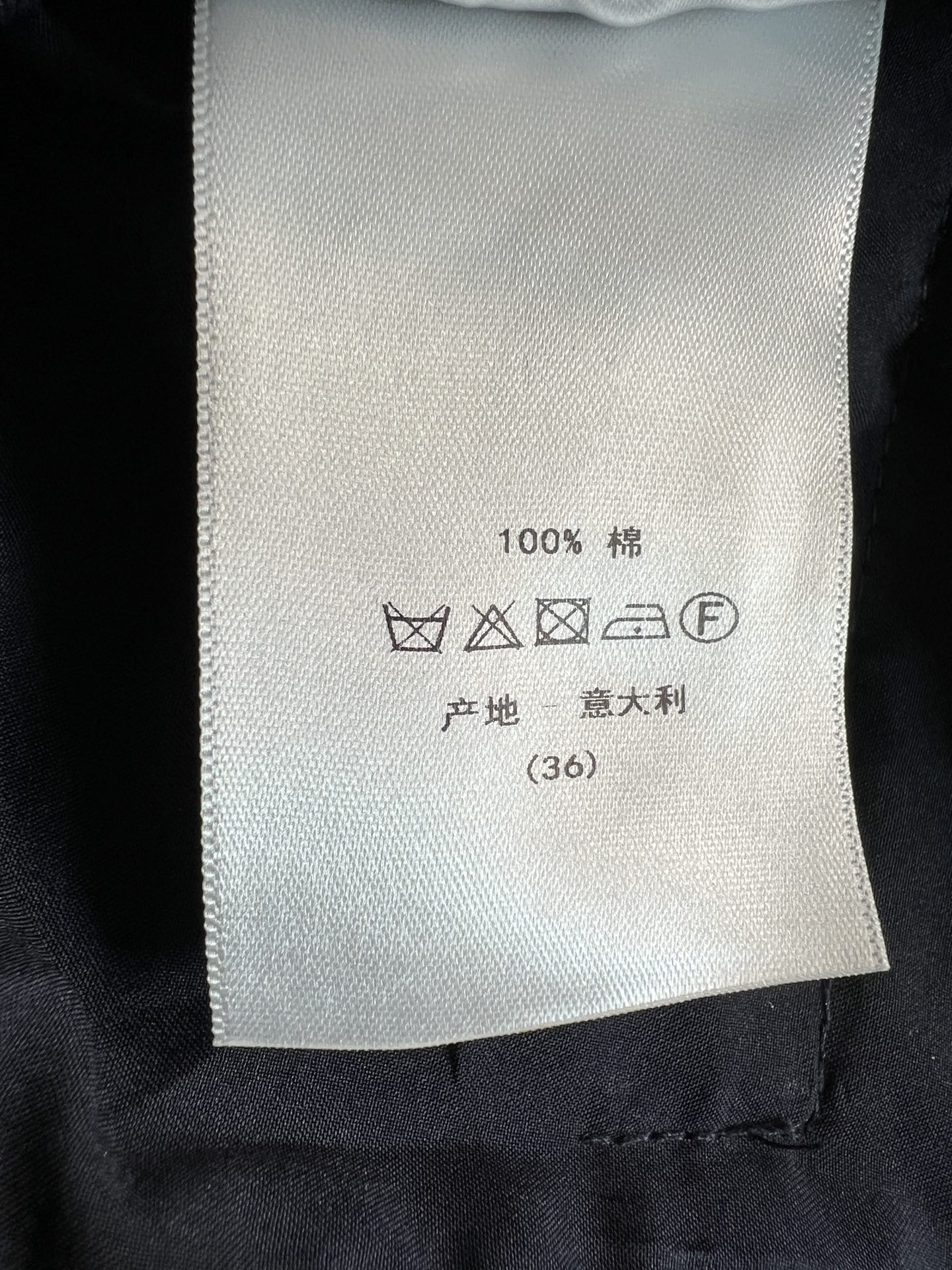 D家 26早秋新款 藏蓝高腰直筒裤 垂顺挺括的棉质面料 腰头点缀精致金色圆扣 高腰版型拉高腰线 腰侧拉链开合 穿脱方便 