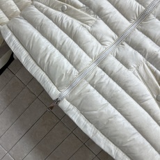 MO家 26秋冬新款 立领短款轻薄羽绒外套 简约立领防风利落 拉链门襟开合顺滑 横向90鹅绒充绒填充 上身轻便不压身 袖 MO家 26秋冬新款 立领短款轻薄羽绒外套 简约立领防风利落 拉链门襟开合顺滑 横向90鹅绒充绒填充 上身轻便不压身 袖