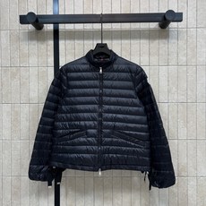 MO家 26秋冬新款 立领短款轻薄羽绒外套 简约立领防风利落 拉链门襟开合顺滑 横向90鹅绒充绒填充 上身轻便不压身 袖 MO家 26秋冬新款 立领短款轻薄羽绒外套 简约立领防风利落 拉链门襟开合顺滑 横向90鹅绒充绒填充 上身轻便不压身 袖