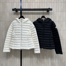 MO家 26秋冬新款 连帽轻薄羽绒外套 自带实用连帽 拉链设计穿脱方便 90鹅绒填充均匀 上身轻盈无负重感 臂侧徽章lo MO家 26秋冬新款 连帽轻薄羽绒外套 自带实用连帽 拉链设计穿脱方便 90鹅绒填充均匀 上身轻盈无负重感 臂侧徽章lo