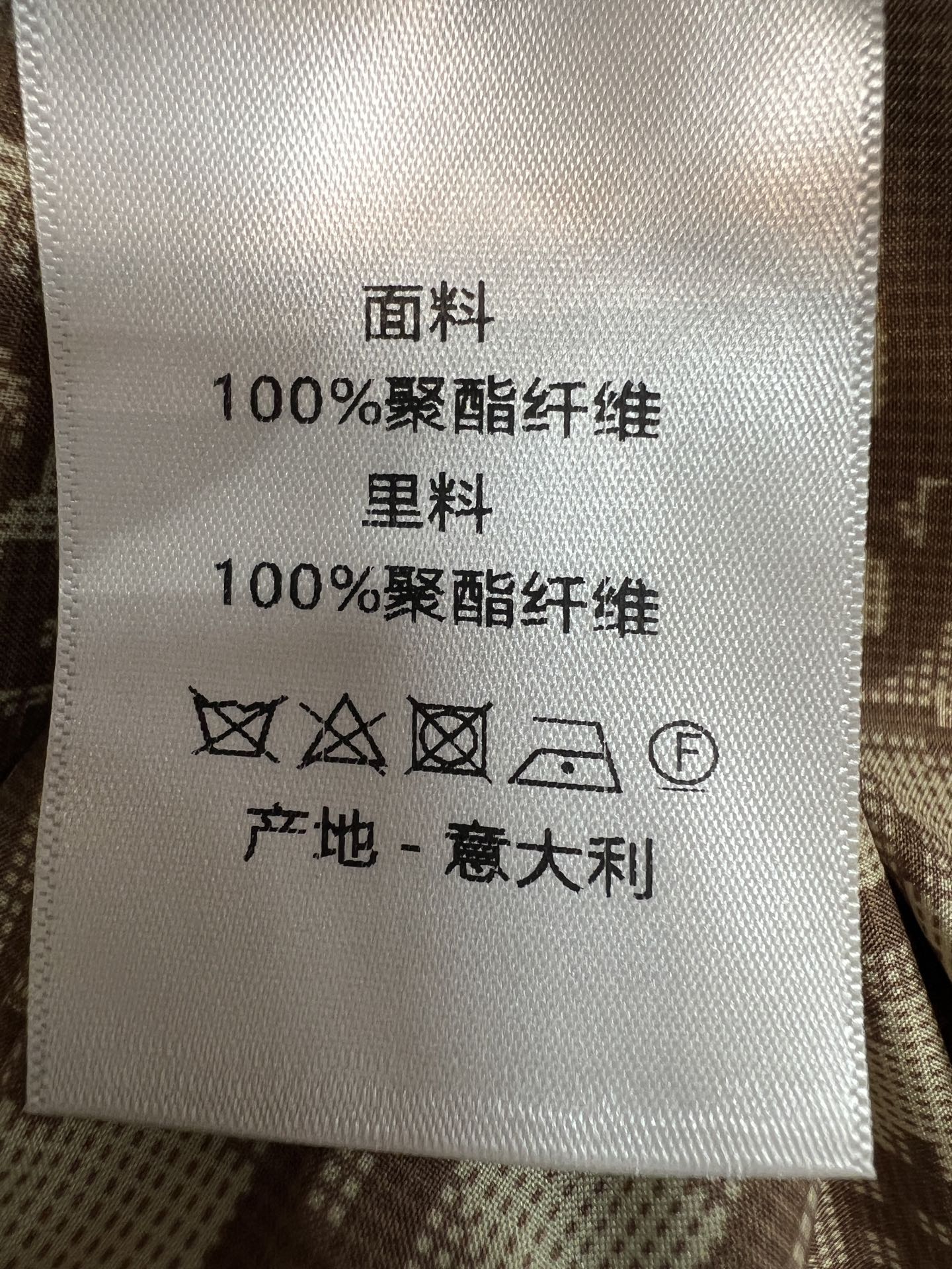D家 26早秋新款 短款收腰卡其色风衣 面料挺括抗皱 西装翻领搭配双排黑色纽扣 利落大气 可拆卸同色系腰带 轻松收紧腰线