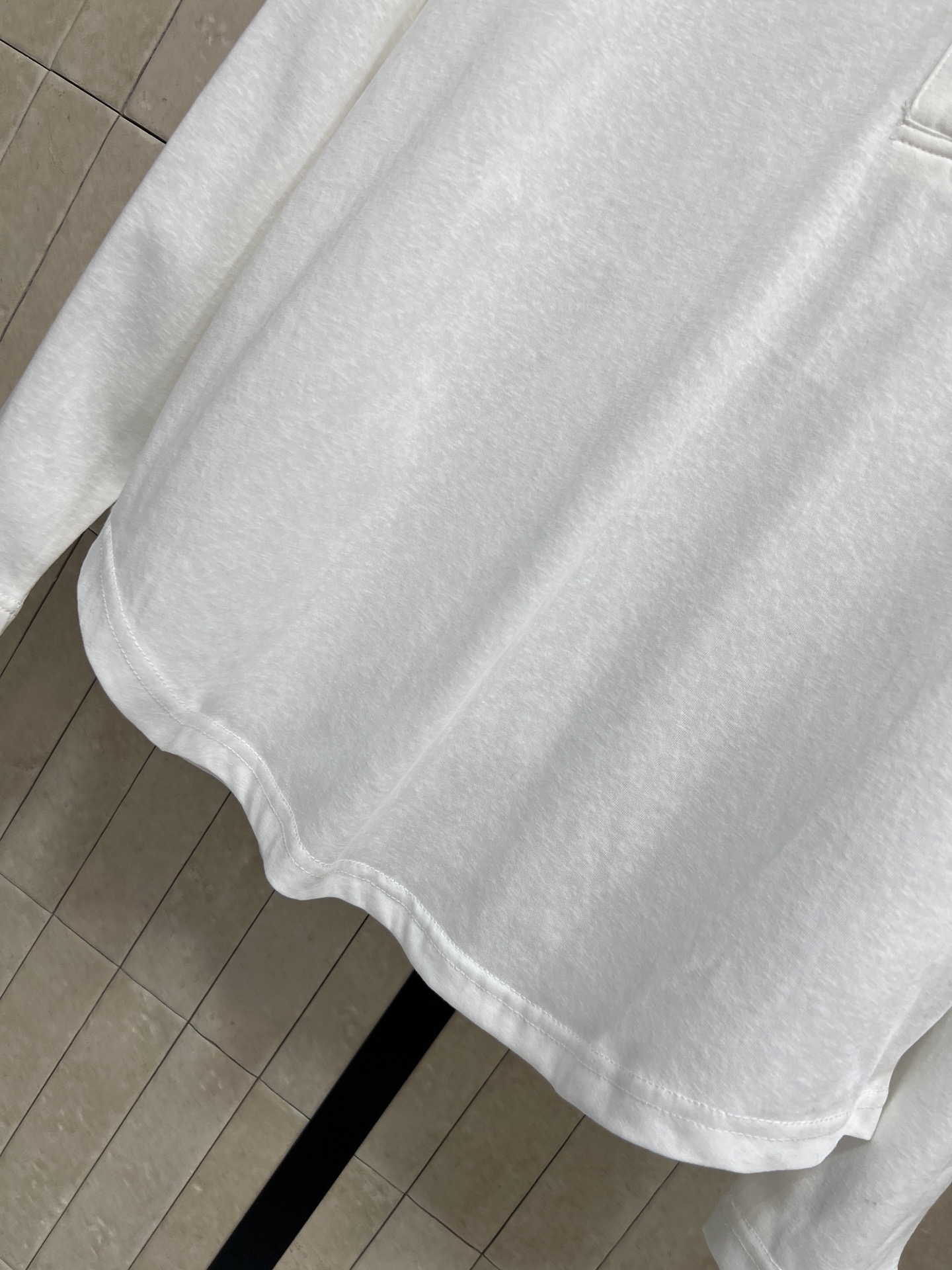PD家 26早秋新款 V领长袖上衣 采用高品质棉面料 小V领设计 随性松弛不挑脸型 胸前贴袋搭配红色logo点缀 宽松落