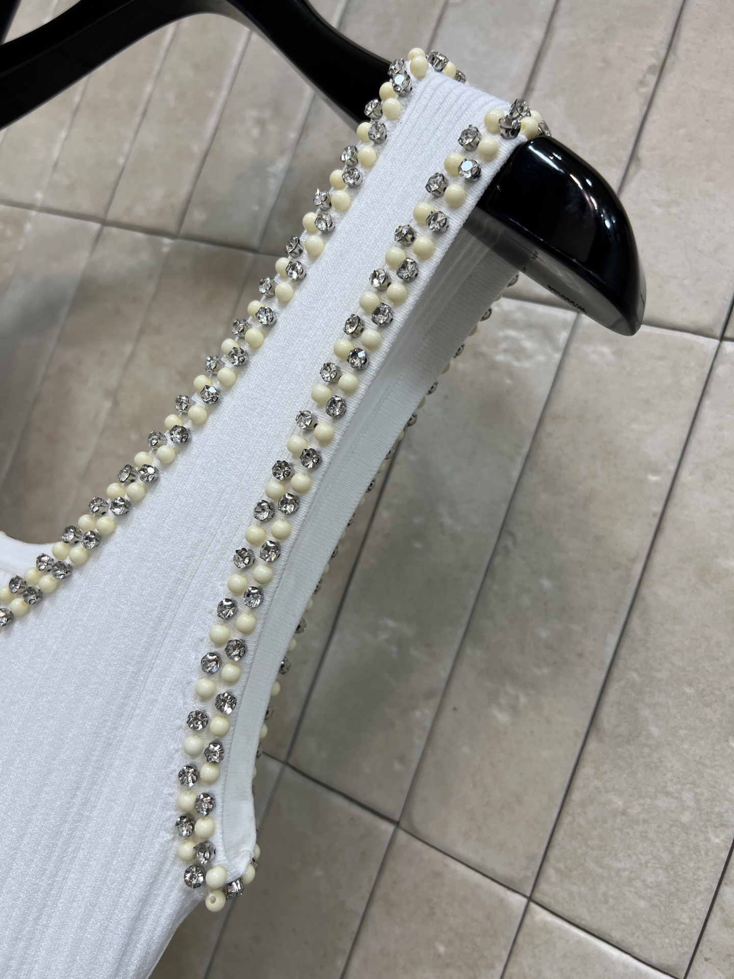26早秋新款 白色针织背心长裙 U型领吊带边缘手工珍珠镶边 针织坑条肌理 上身软糯透气 腰部多道收褶织带 巧妙收紧腰线 