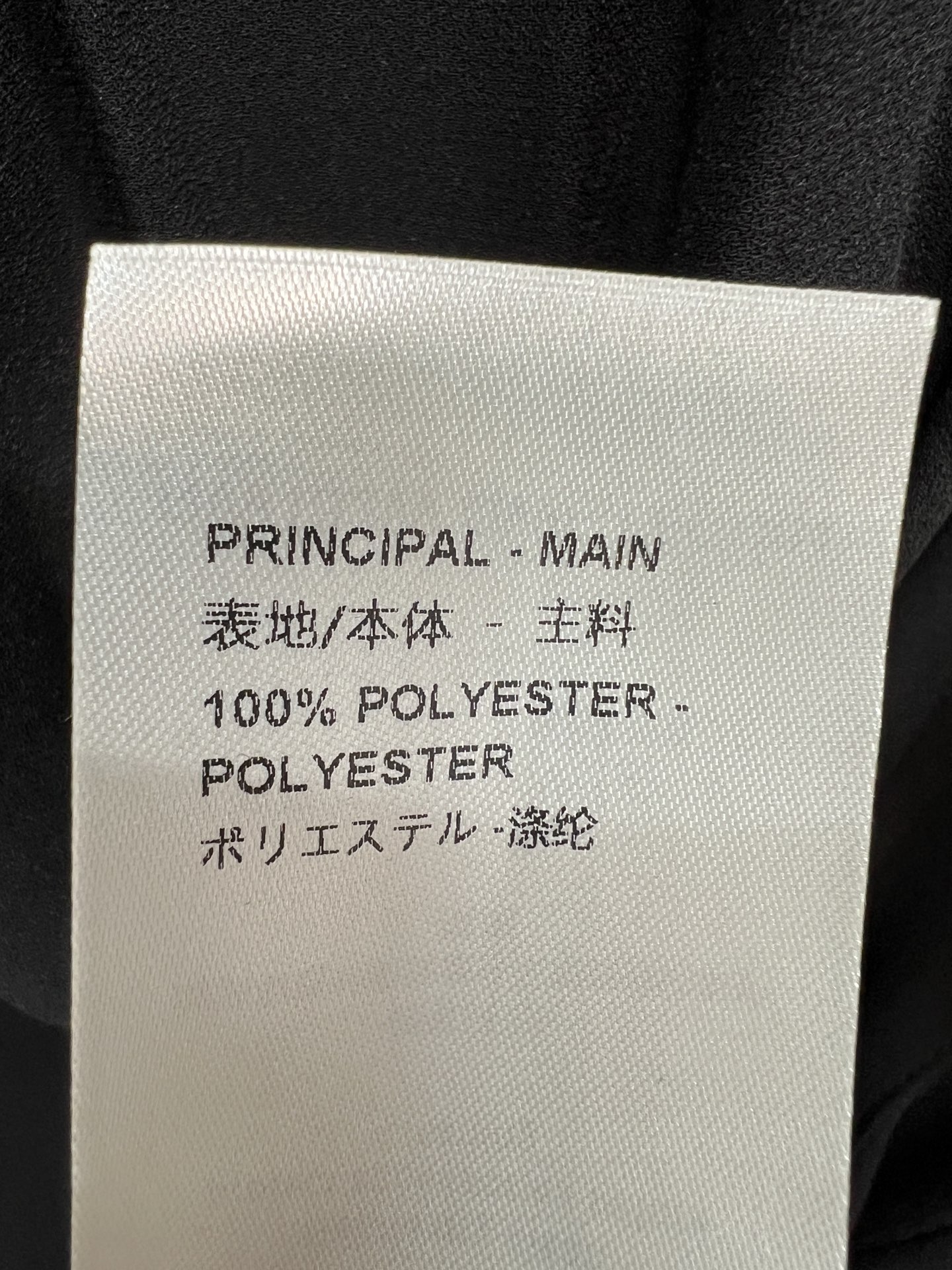 L家 26早秋新款 高领无袖连衣裙 面料轻薄垂顺 木耳边褶皱高领 精致氛围感拉满 无袖利落剪裁 腰部捏褶收腰设计 下摆散