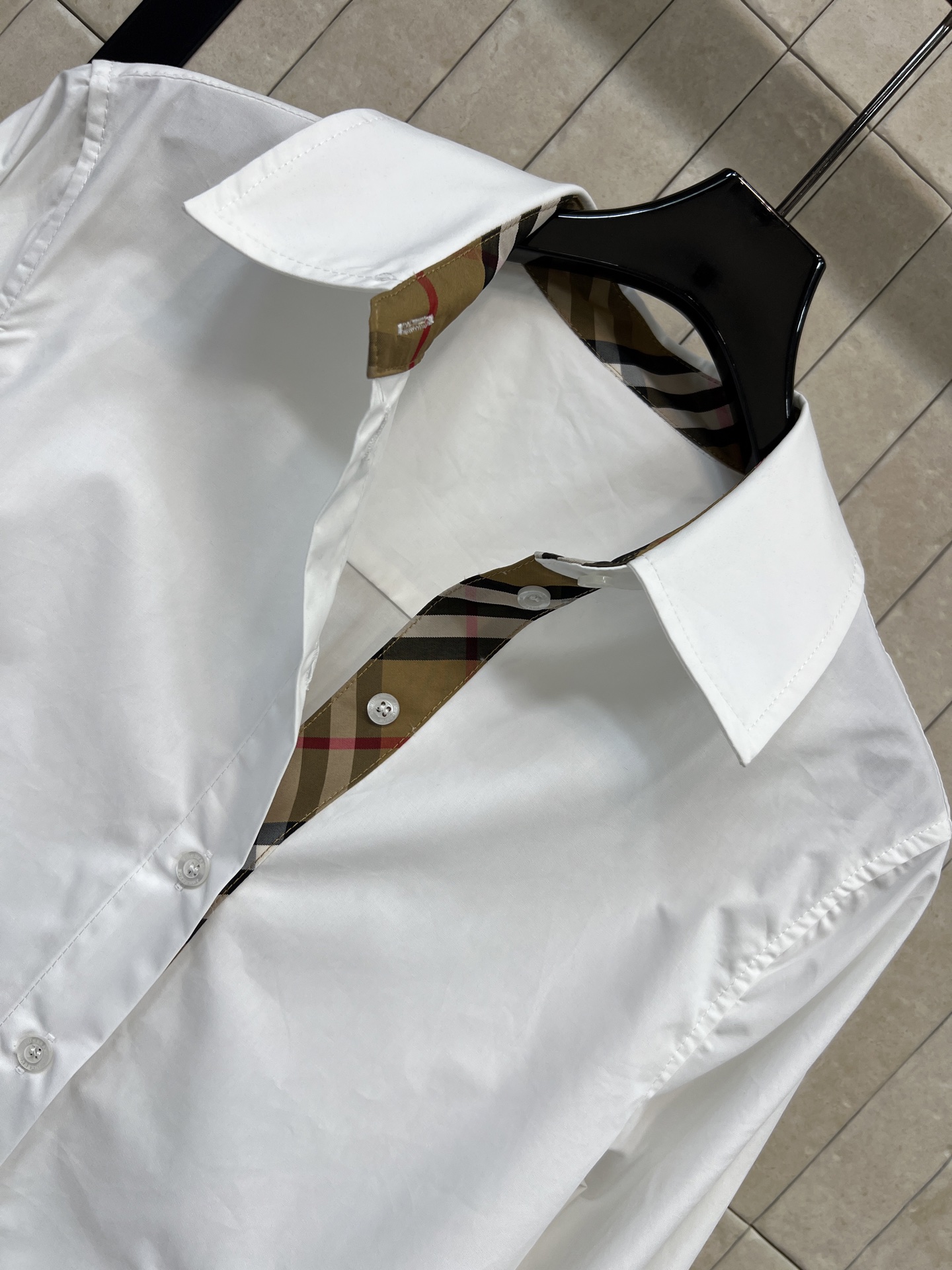 BUR家 26早秋新款 翻领长袖衬衫 挺括棉质面料 利落翻领简约大气 衣身骑士刺绣 低调精致 长袖搭配标准纽扣门襟 宽松