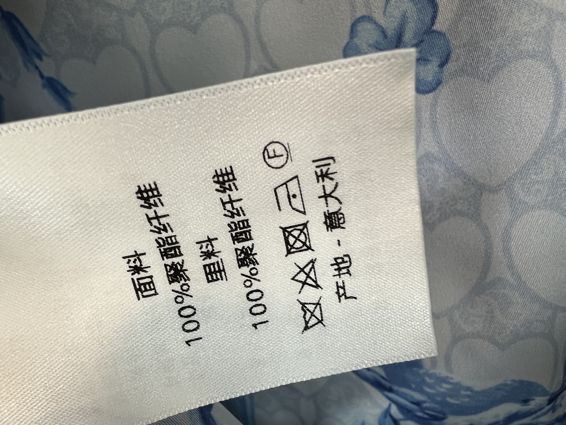 D家 26早秋新款 双面连帽短款夹克外套 面料顺滑耐穿 连帽抽绳搭配拉链开合 侧边拉链口袋实用有型 一面是氛围感花鸟印花