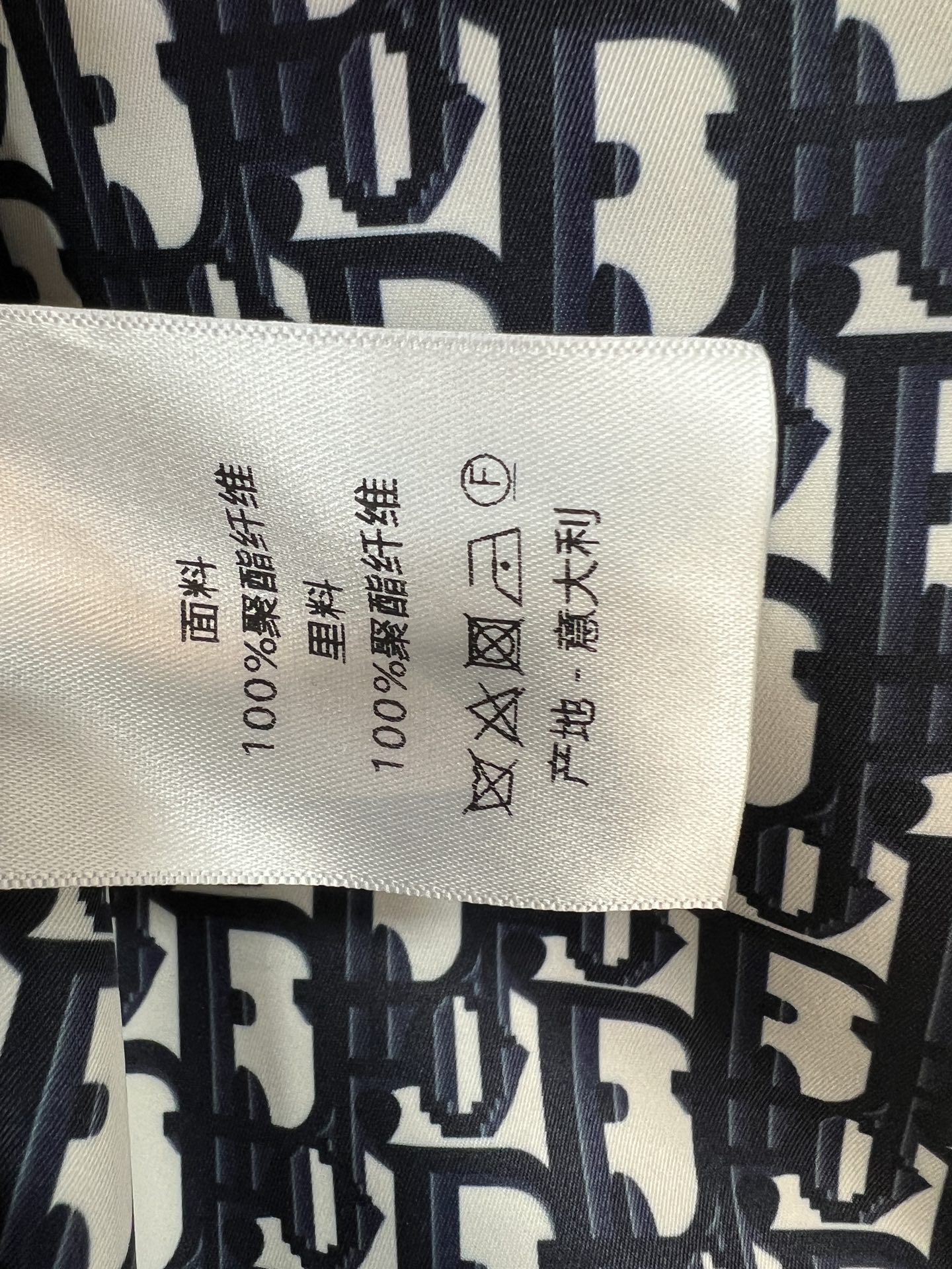D家 26早秋新款 连帽双面短款夹克外套 时髦老花满印一面 另一面简约纯色 实现双面随心切换 连帽抽绳设计 拉链开合方便