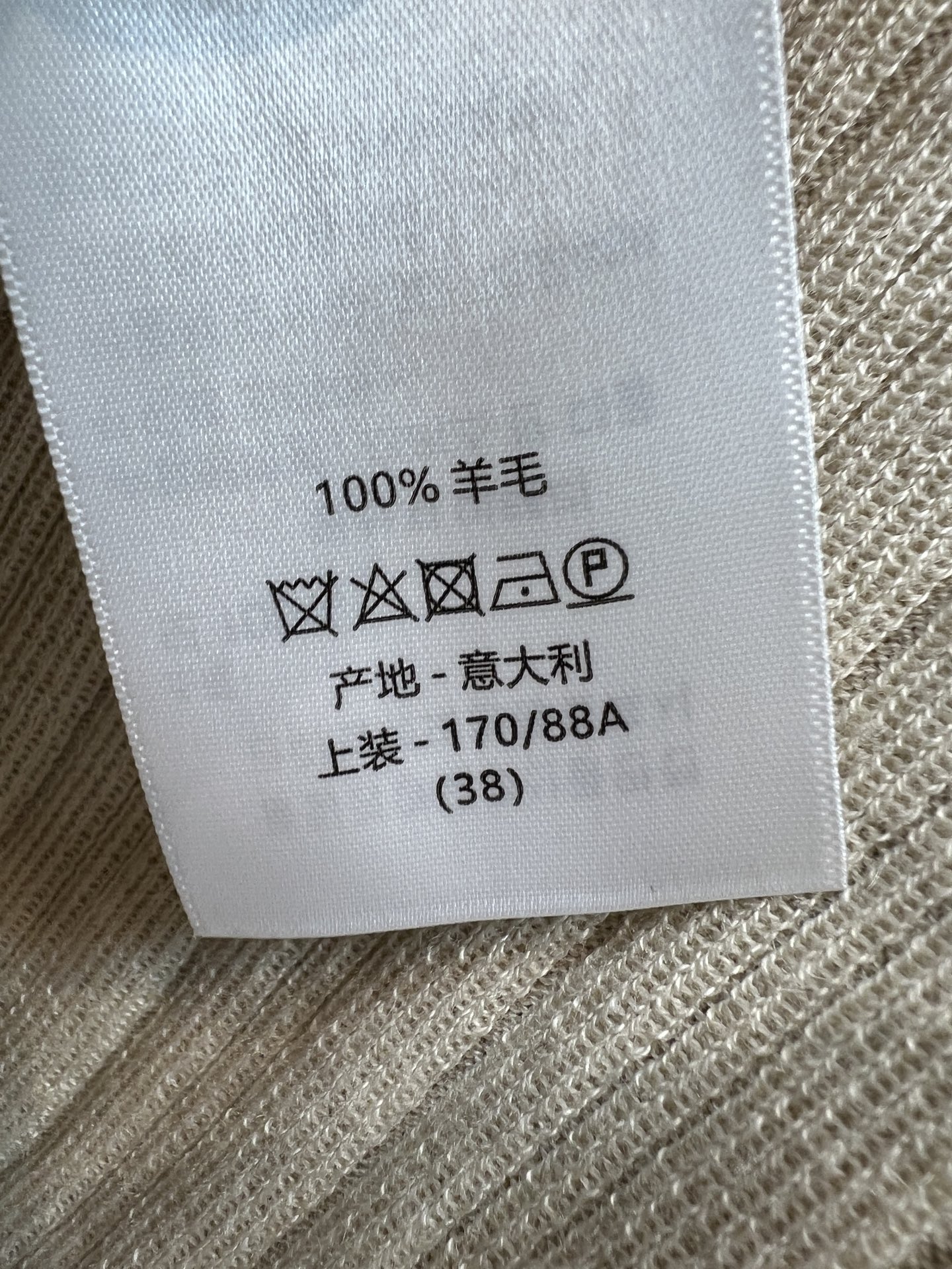 D家 26早秋新款 连帽针织开衫 简约连帽设计休闲感十足 羊毛竖坑条肌理针织面料 软糯亲肤还很显瘦 单排同色系纽扣 穿脱