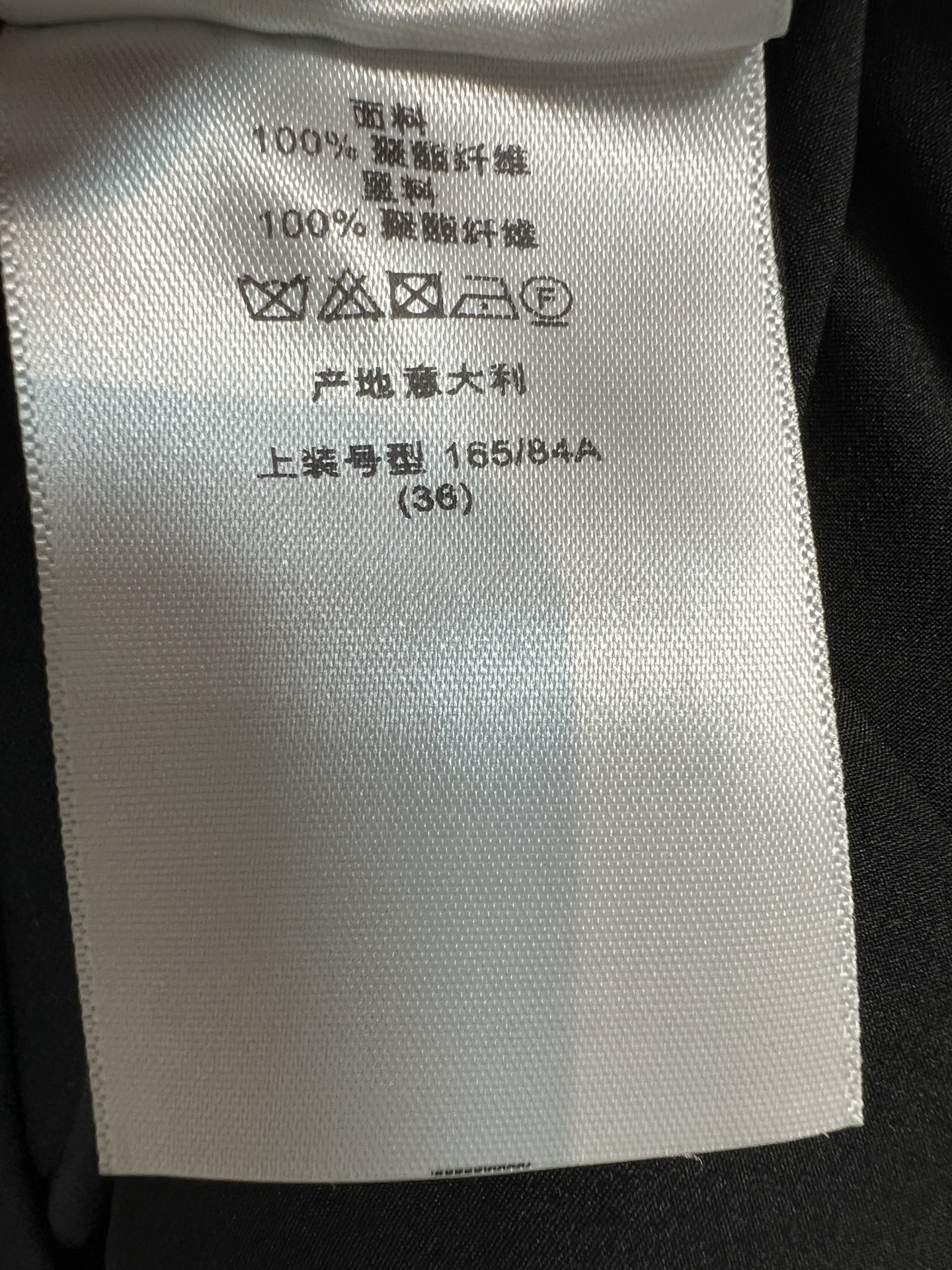 D家 26早秋新款 黑色无袖连衣裙 面料挺括顺滑 领口金属D扣点缀 搭配垂坠飘带流苏设计 利落立领修饰脖颈线条 直筒剪裁