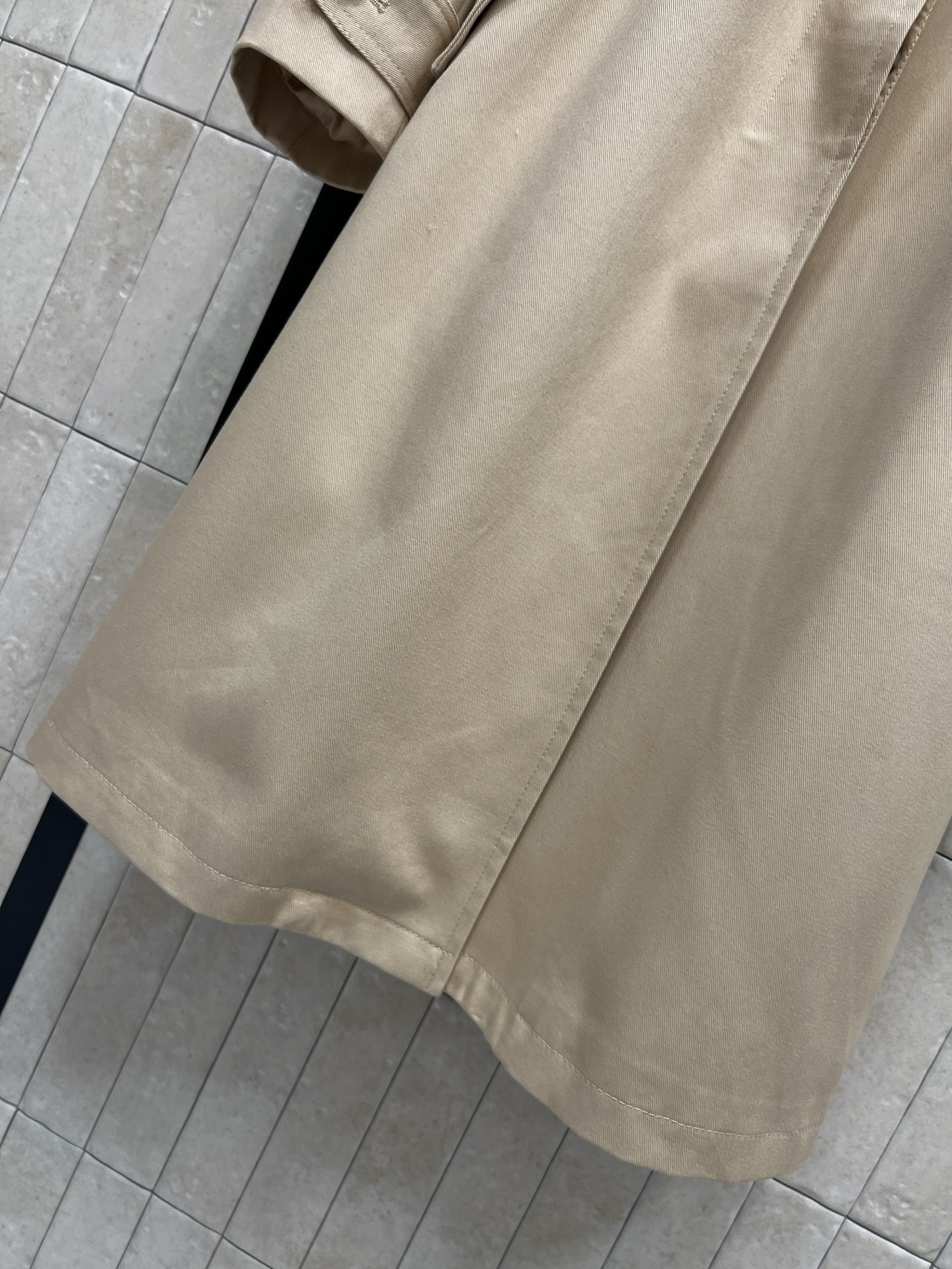 D家 26早秋新款 卡其长款风衣外套 棉质面料垂顺挺括 翻领后是皮质拼接 设计感满满 搭配复古金雕花腰带 轻松束出腰线 