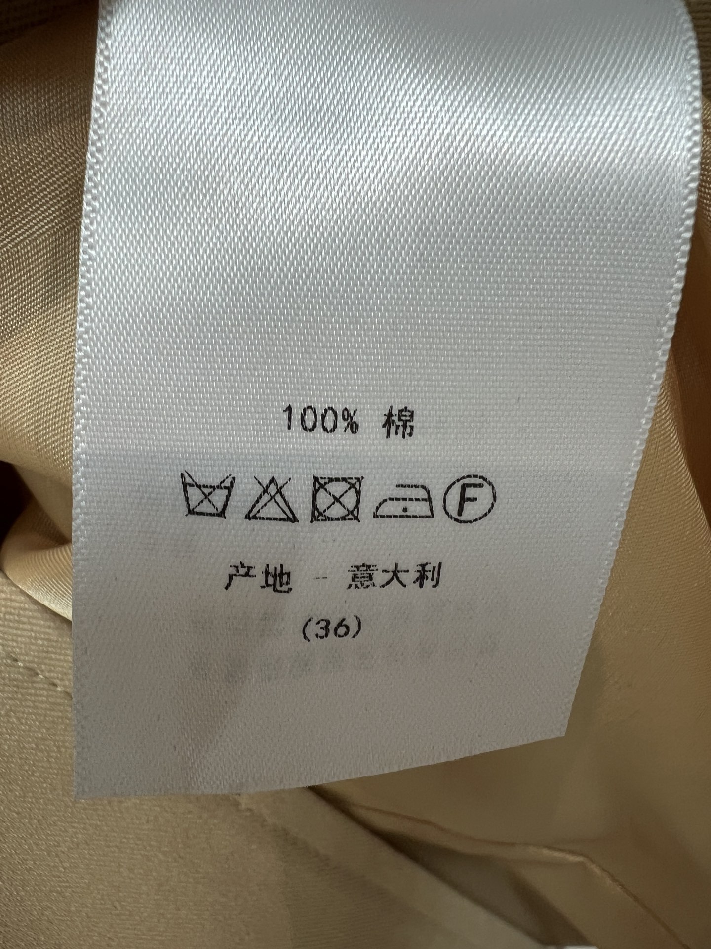 D家 26早秋新款 卡其长款风衣外套 棉质面料垂顺挺括 翻领后是皮质拼接 设计感满满 搭配复古金雕花腰带 轻松束出腰线 