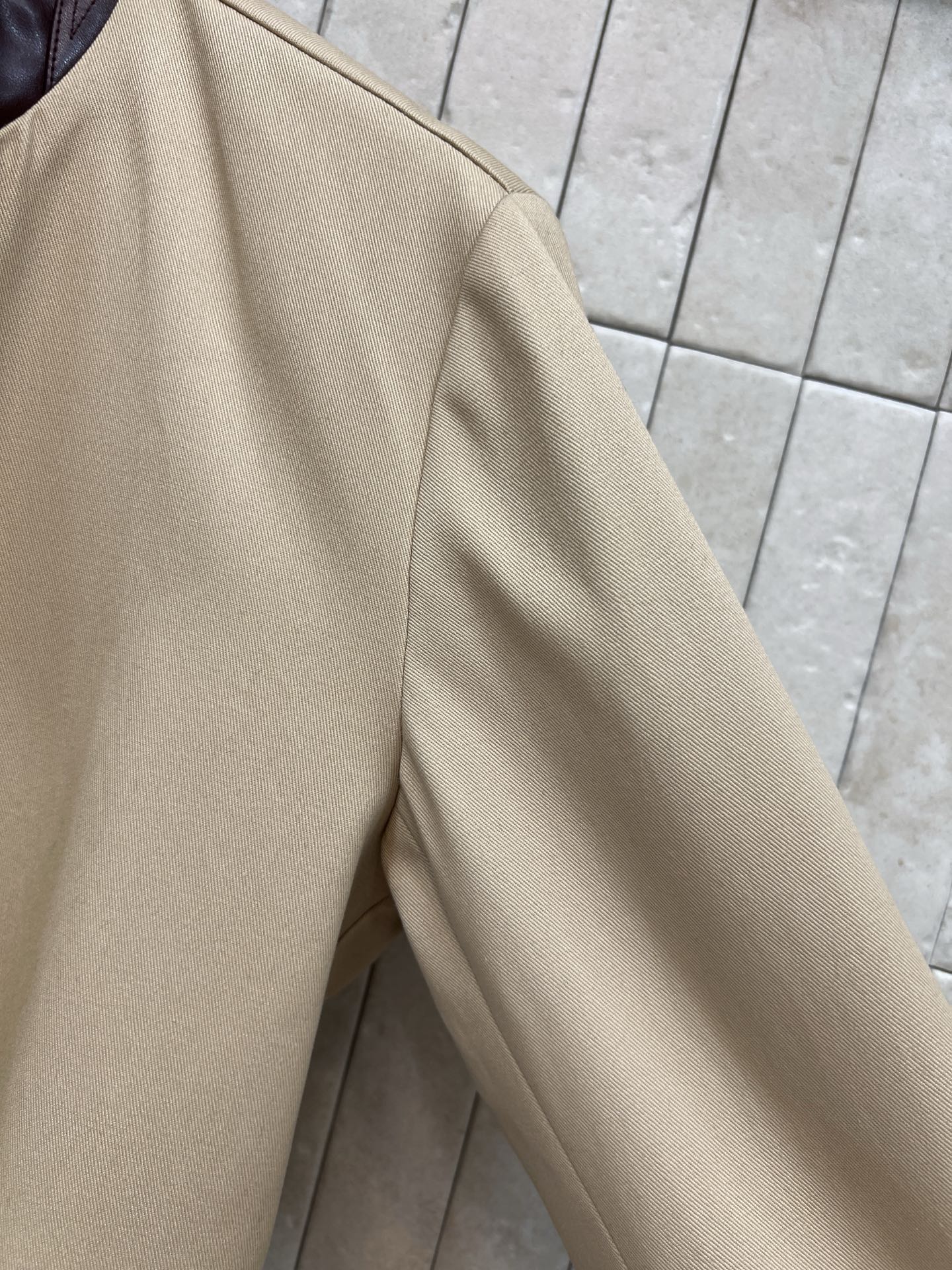 D家 26早秋新款 卡其长款风衣外套 棉质面料垂顺挺括 翻领后是皮质拼接 设计感满满 搭配复古金雕花腰带 轻松束出腰线 