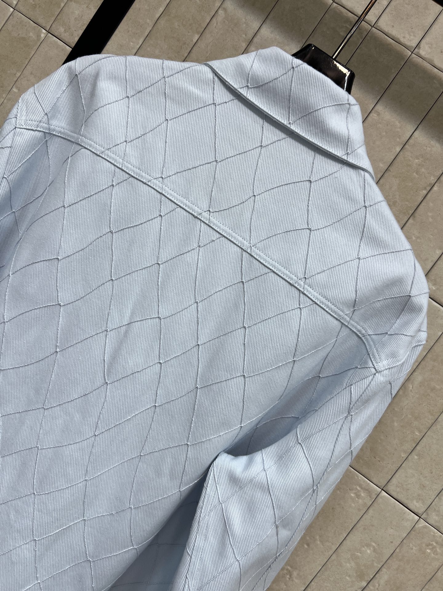 C家 26早秋新款 菱格翻领衬衫外套 牛仔棉面料挺括有型经典翻领版型 衣身满铺菱格衍缝纹路 肌理感十足 纽扣质感设计细节