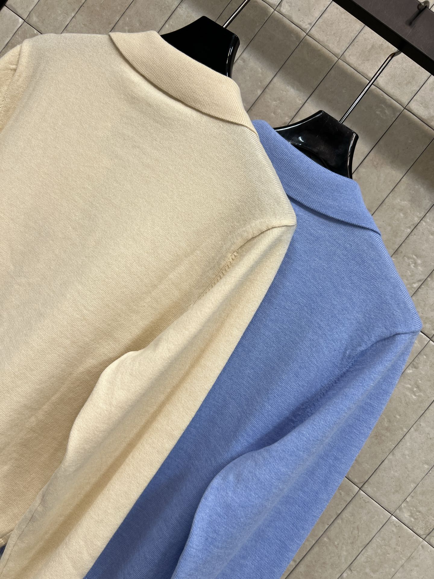 D家 26早秋新款 翻领针织长袖开衫 采用羊毛针织面料 上身舒适 致珍珠纽扣质感十足 胸前彩色花卉刺绣 增添浪漫氛围感 