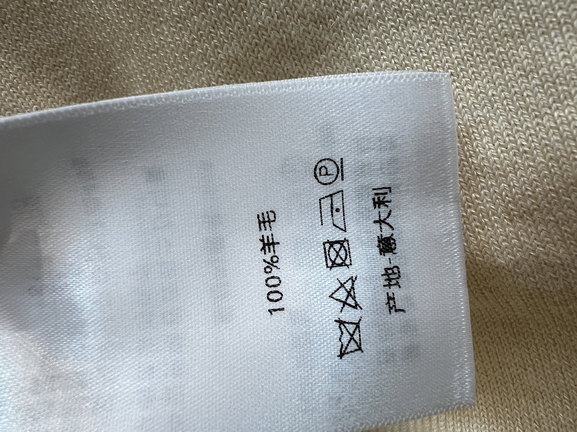 D家 26早秋新款 翻领针织长袖开衫 采用羊毛针织面料 上身舒适 致珍珠纽扣质感十足 胸前彩色花卉刺绣 增添浪漫氛围感 
