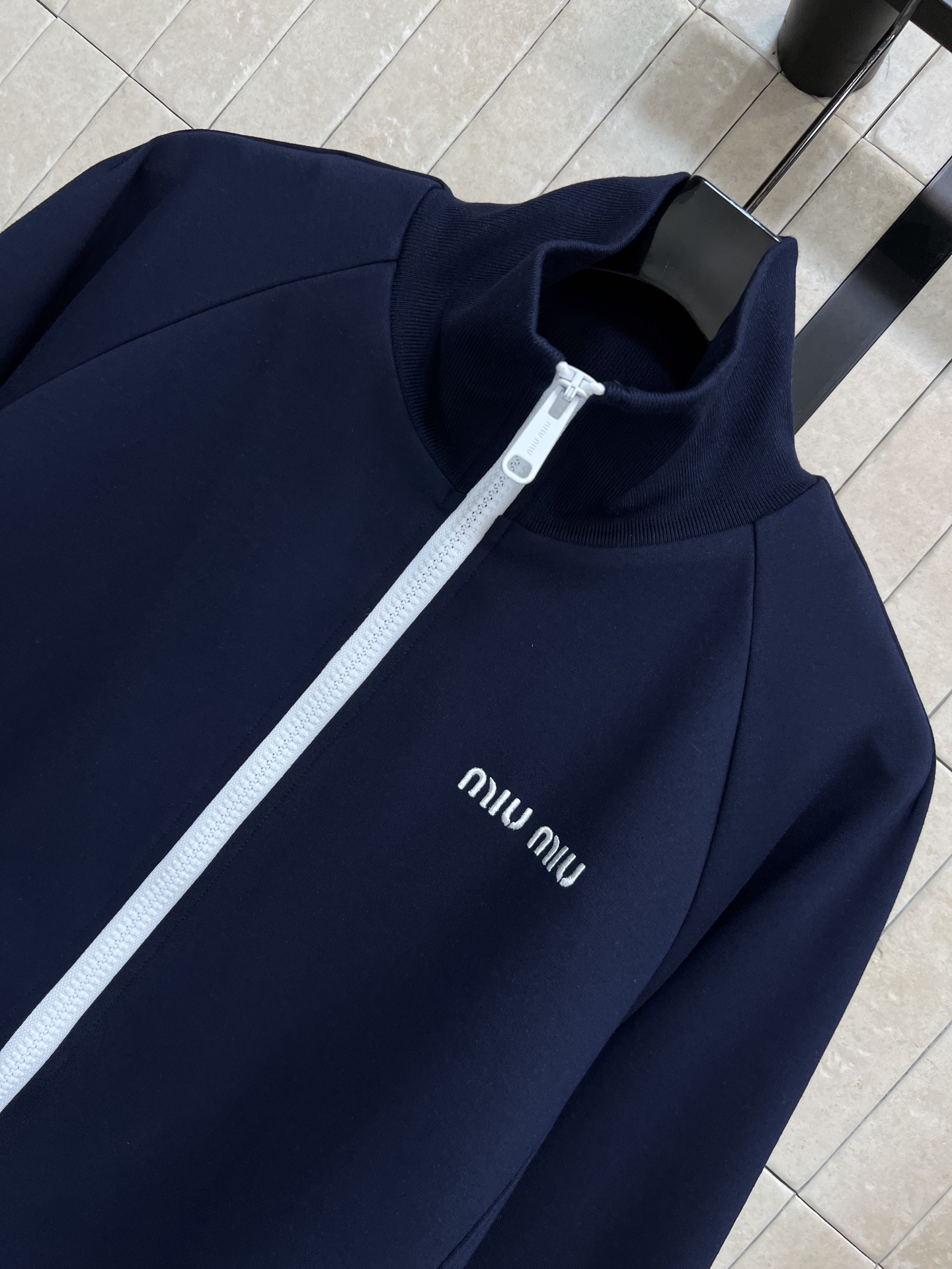MIU家 26早秋新款 立领卫衣套装 立领卫衣外套+抽绳卫裤 插肩袖剪裁 胸前简约logo印花点缀 松紧腰阔腿卫裤 垂感