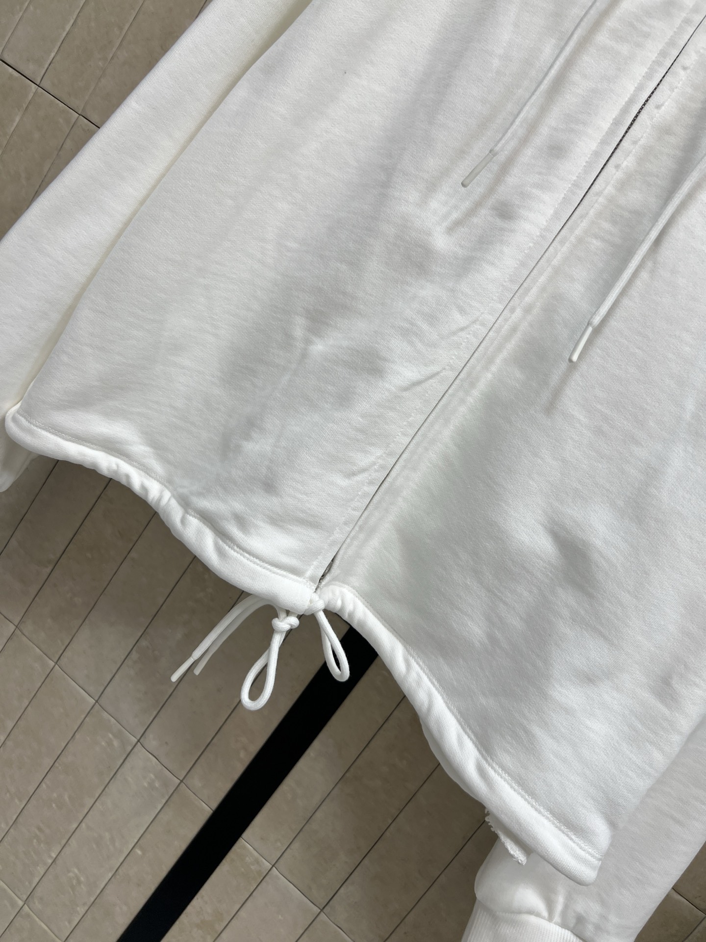 CE家 26早秋新款 连帽卫衣套装 连帽卫衣外套+抽绳长裤 面料柔软舒适 侧边拉链口袋实用美观 下摆抽绳可调节衣长 搭配