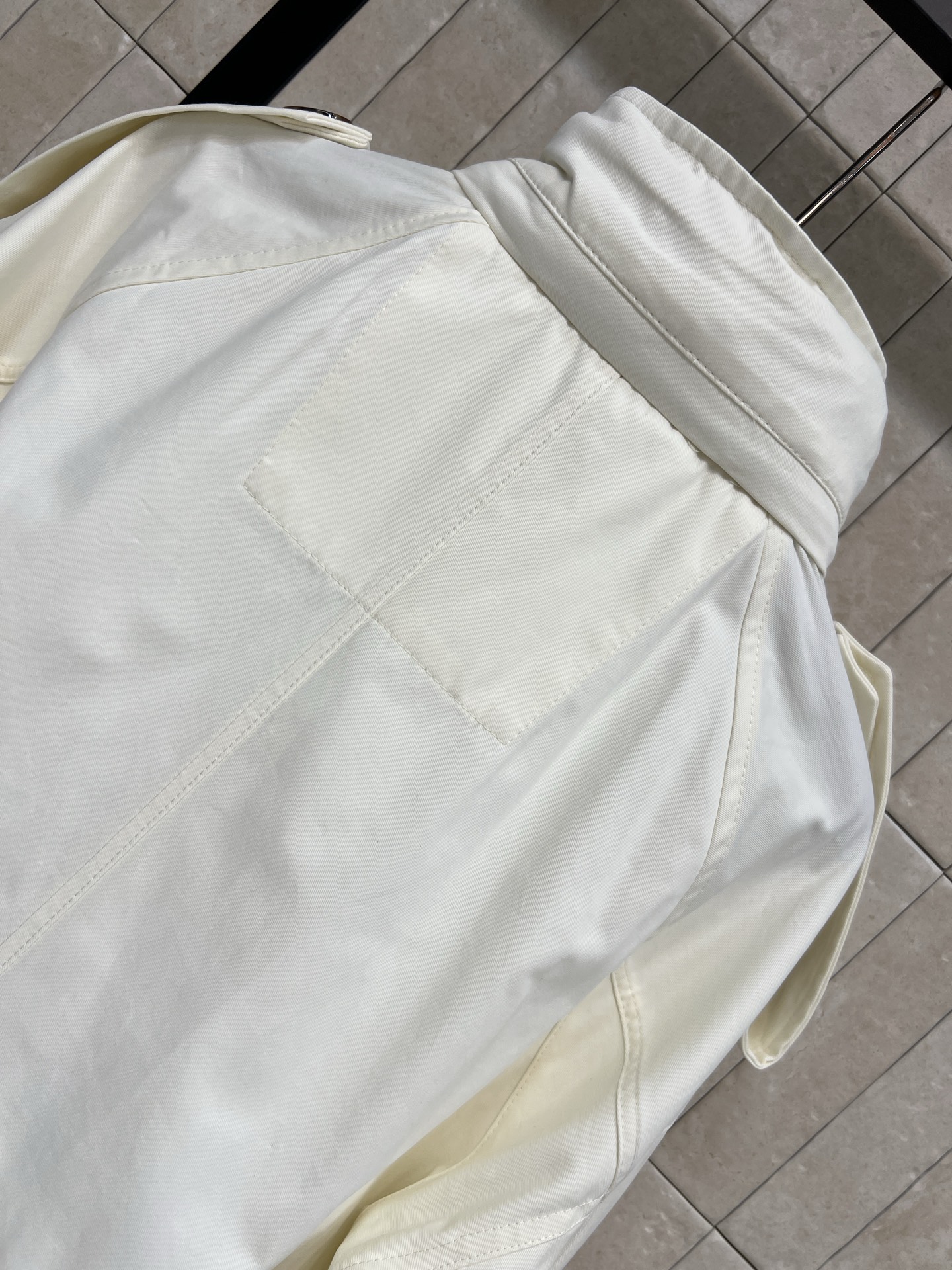 BUR家 26早秋新款 米白短款风衣外套 采用棉质面料 领口可收纳帽子设计 兼顾多种穿搭风格 肩章搭配袖口调节袢 口袋内