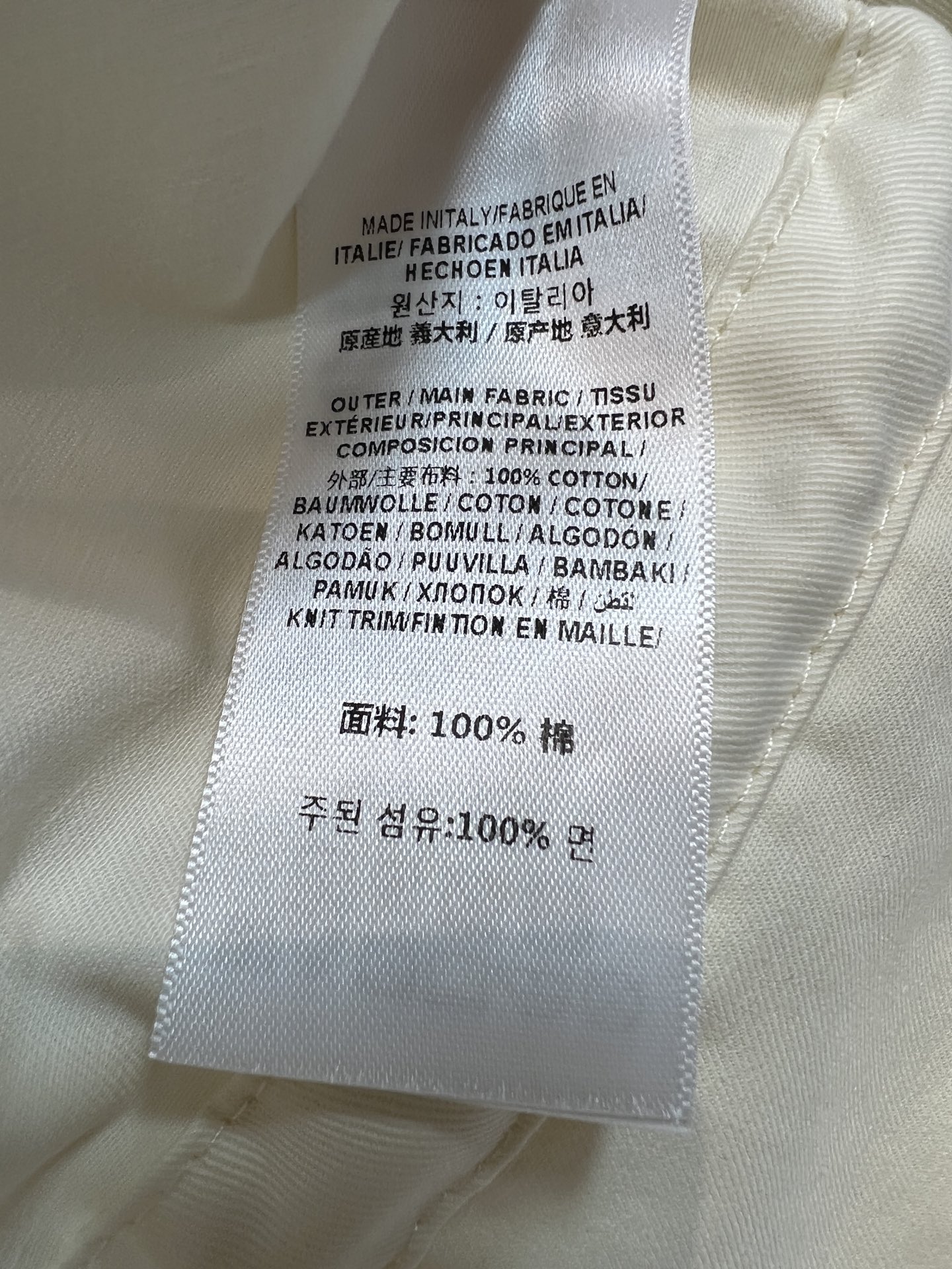 BUR家 26早秋新款 米白短款风衣外套 采用棉质面料 领口可收纳帽子设计 兼顾多种穿搭风格 肩章搭配袖口调节袢 口袋内