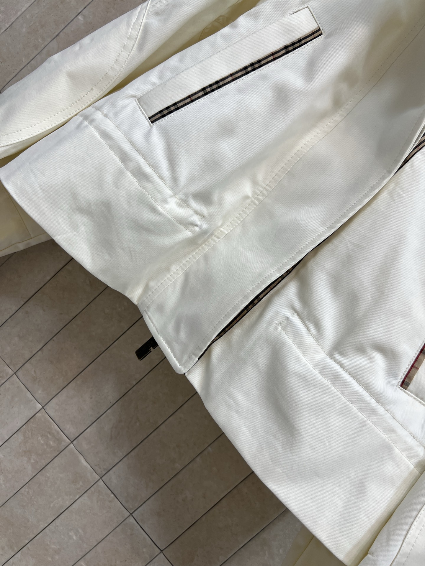 BUR家 26早秋新款 米白短款风衣外套 采用棉质面料 领口可收纳帽子设计 兼顾多种穿搭风格 肩章搭配袖口调节袢 口袋内