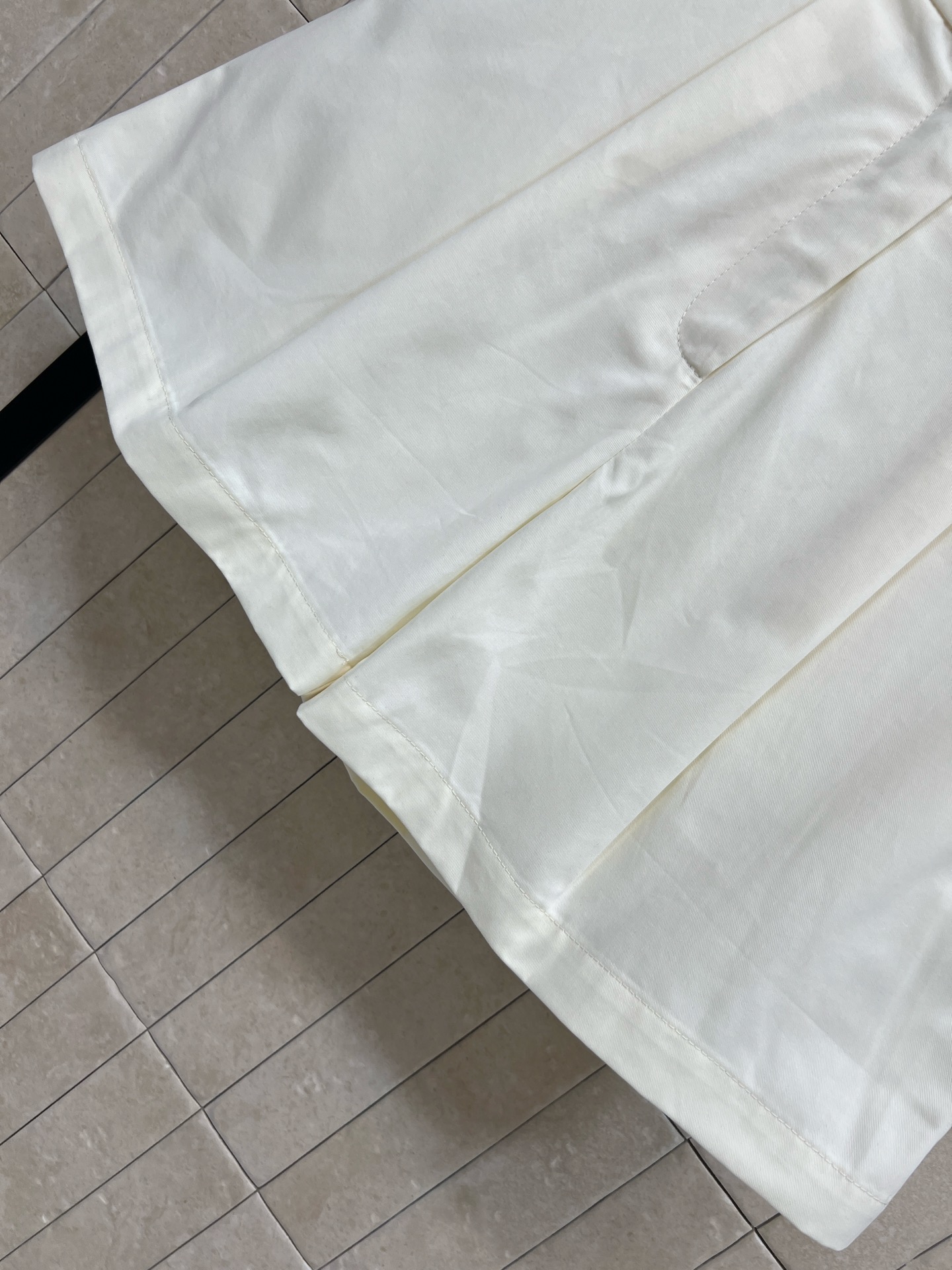 BUR家 26早秋新款 米白高腰短裤 棉质面料挺括有型 腰头格纹织带可调节 精致不浮夸 立体压褶版型 很好修饰胯宽腿粗 