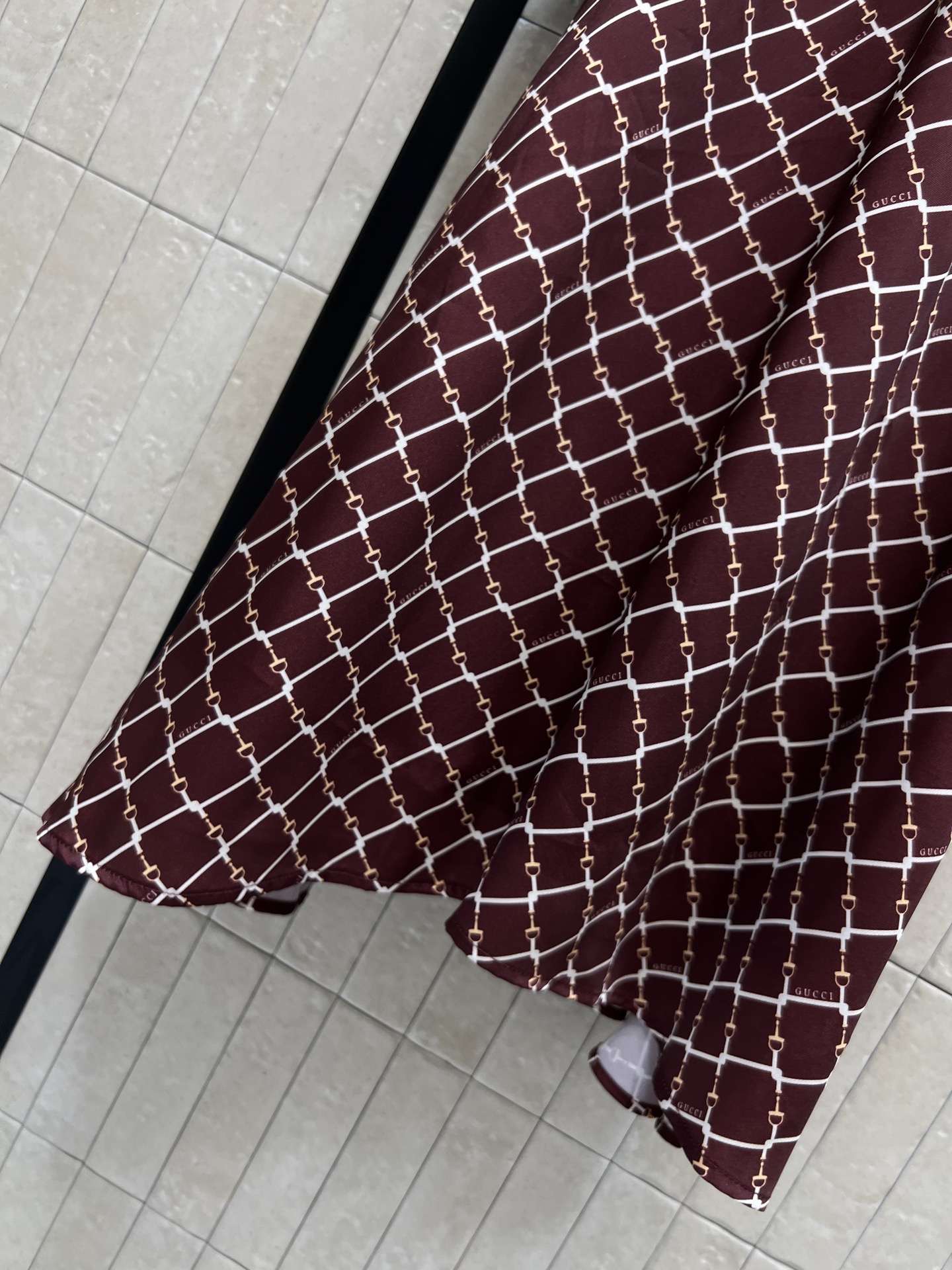 G家 26早秋新款 酒红衬衫连衣裙 经典衬衫翻领 金色排扣精致显贵 长袖翻折袖口干练利落 配金属装饰腰带 巧妙收束腰身 