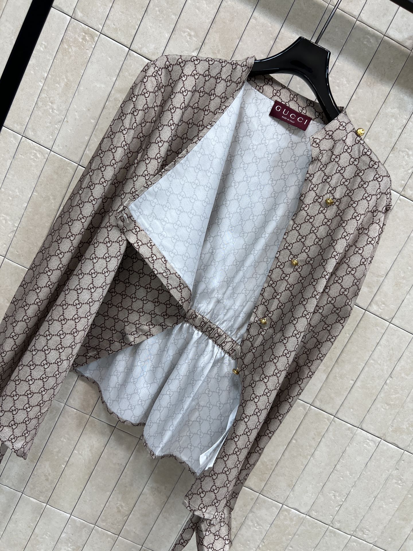 G家 26早秋新款 提花收腰衬衫 垂顺丝滑缎面面料 金色排扣点缀 精致大气 系带搭配金属链条装饰 可调节收腰 轻松勾勒腰