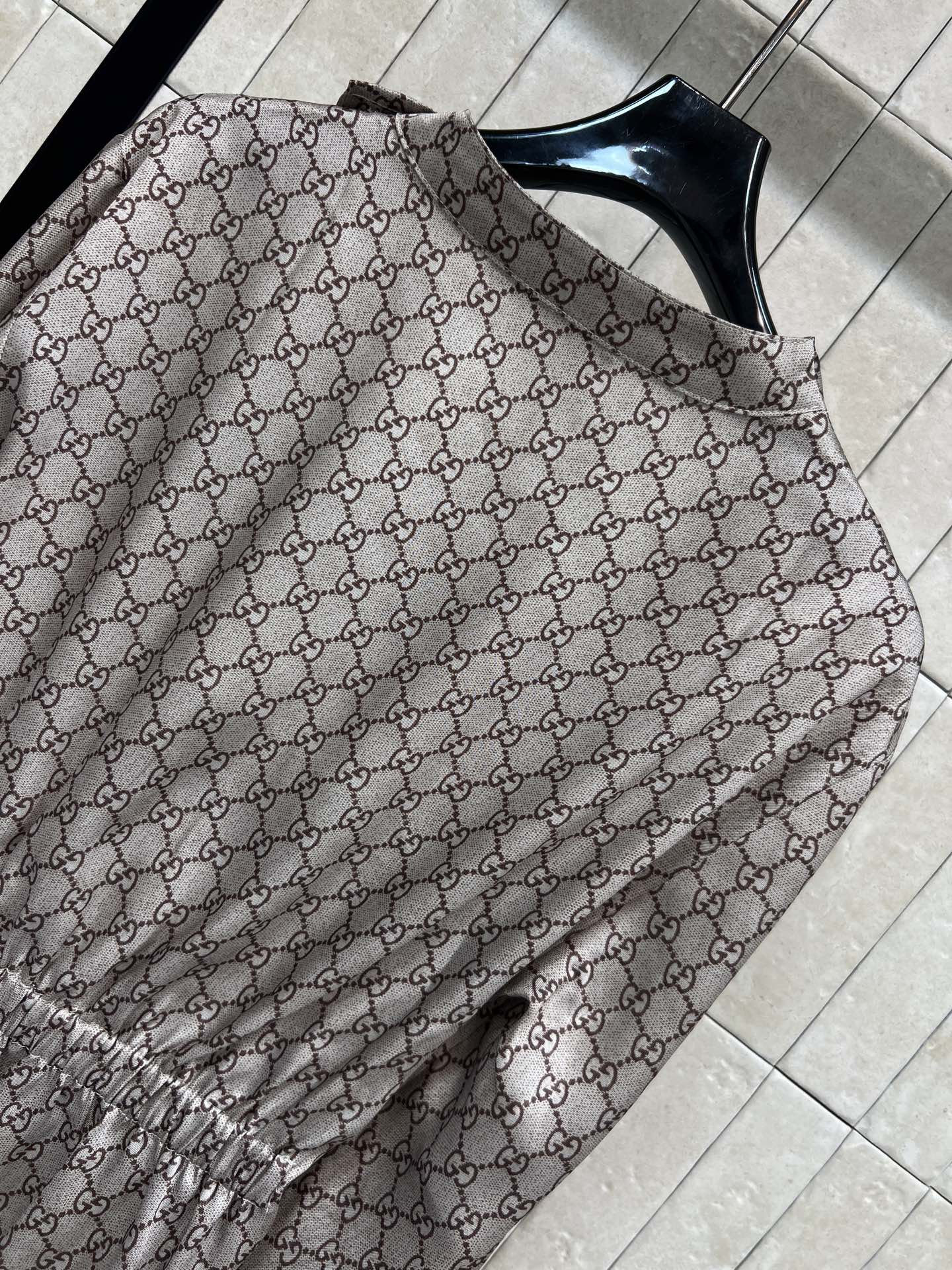 G家 26早秋新款 提花收腰衬衫 垂顺丝滑缎面面料 金色排扣点缀 精致大气 系带搭配金属链条装饰 可调节收腰 轻松勾勒腰