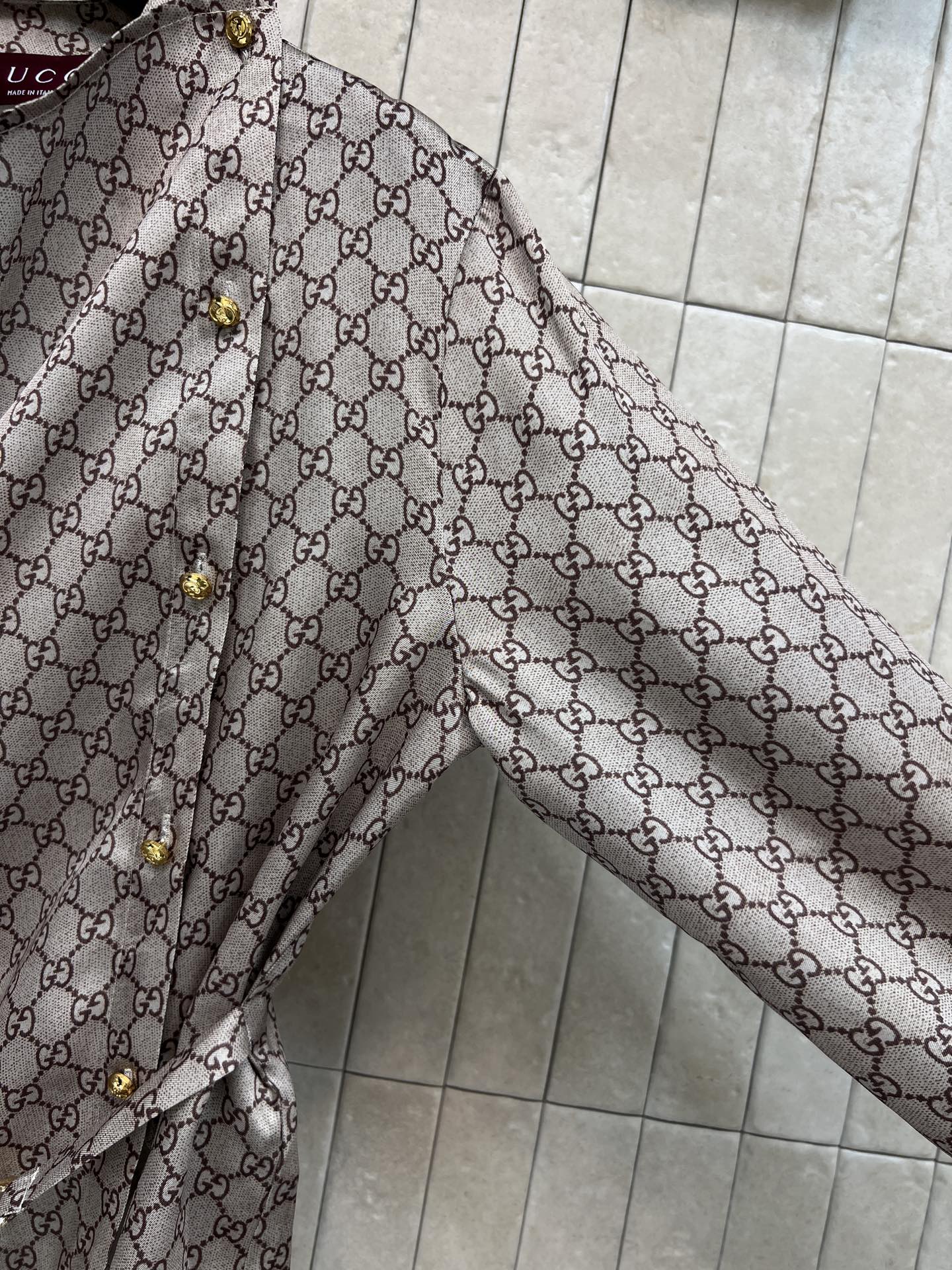 G家 26早秋新款 提花收腰衬衫 垂顺丝滑缎面面料 金色排扣点缀 精致大气 系带搭配金属链条装饰 可调节收腰 轻松勾勒腰