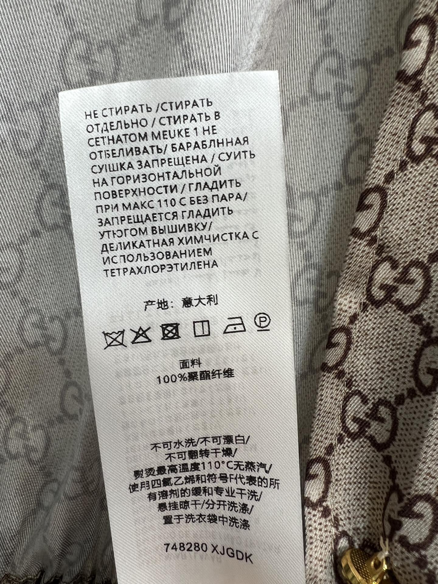 G家 26早秋新款 提花收腰衬衫 垂顺丝滑缎面面料 金色排扣点缀 精致大气 系带搭配金属链条装饰 可调节收腰 轻松勾勒腰