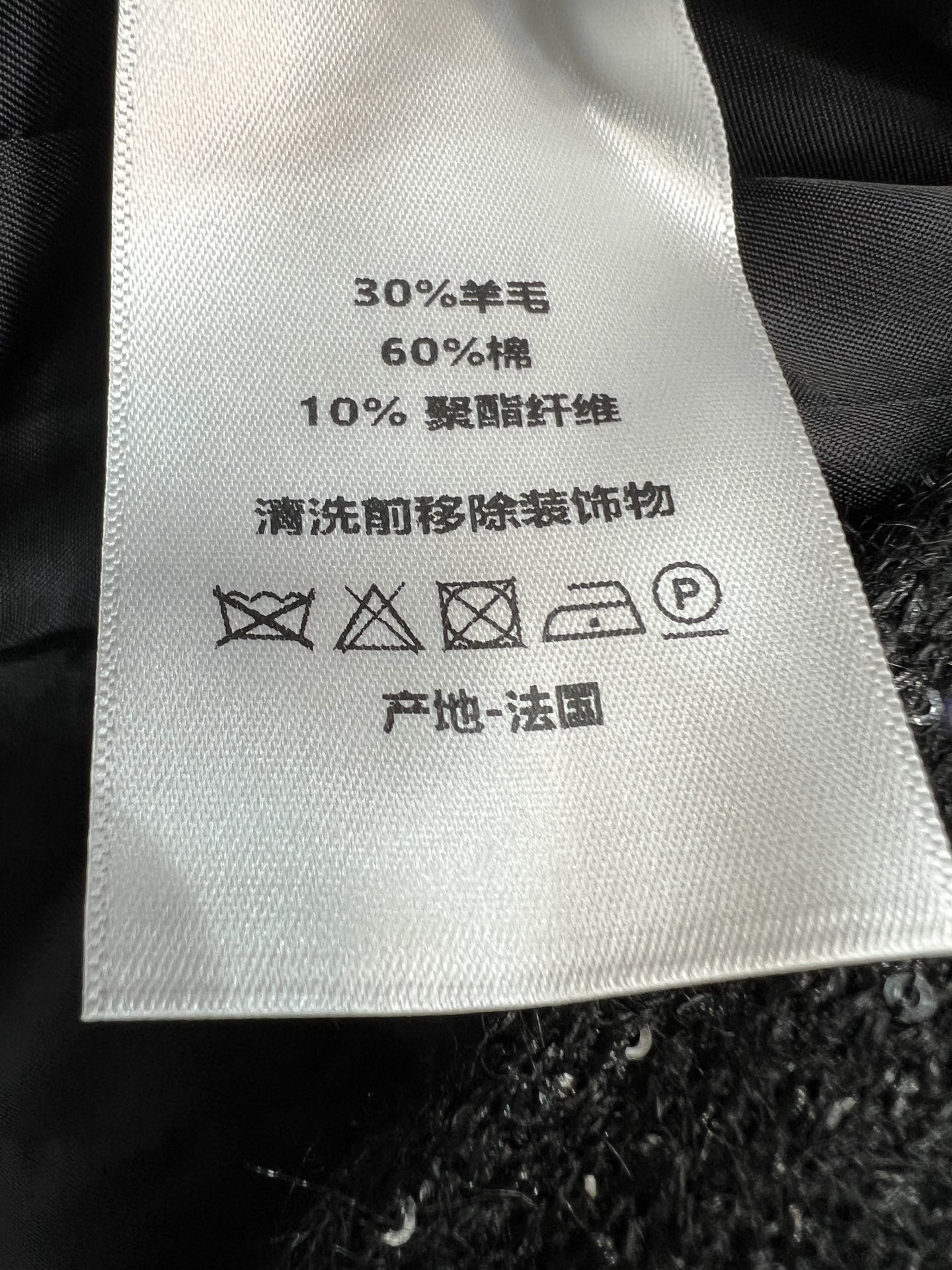 D家 26早秋新款 黑色短款小香风外套 面料粗花呢质感厚实 挺括有型 低调自带细碎光泽感 简约立领版型 复古金色大圆扣 