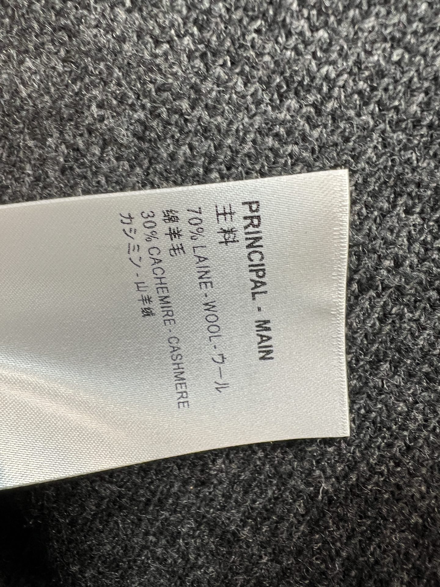 L家 26早秋新款 撞色V领针织开衫 采用绵羊毛+羊绒混纺针织面料 软糯厚实 V领版型门襟与下摆袖口搭配撞色条纹 胸口标