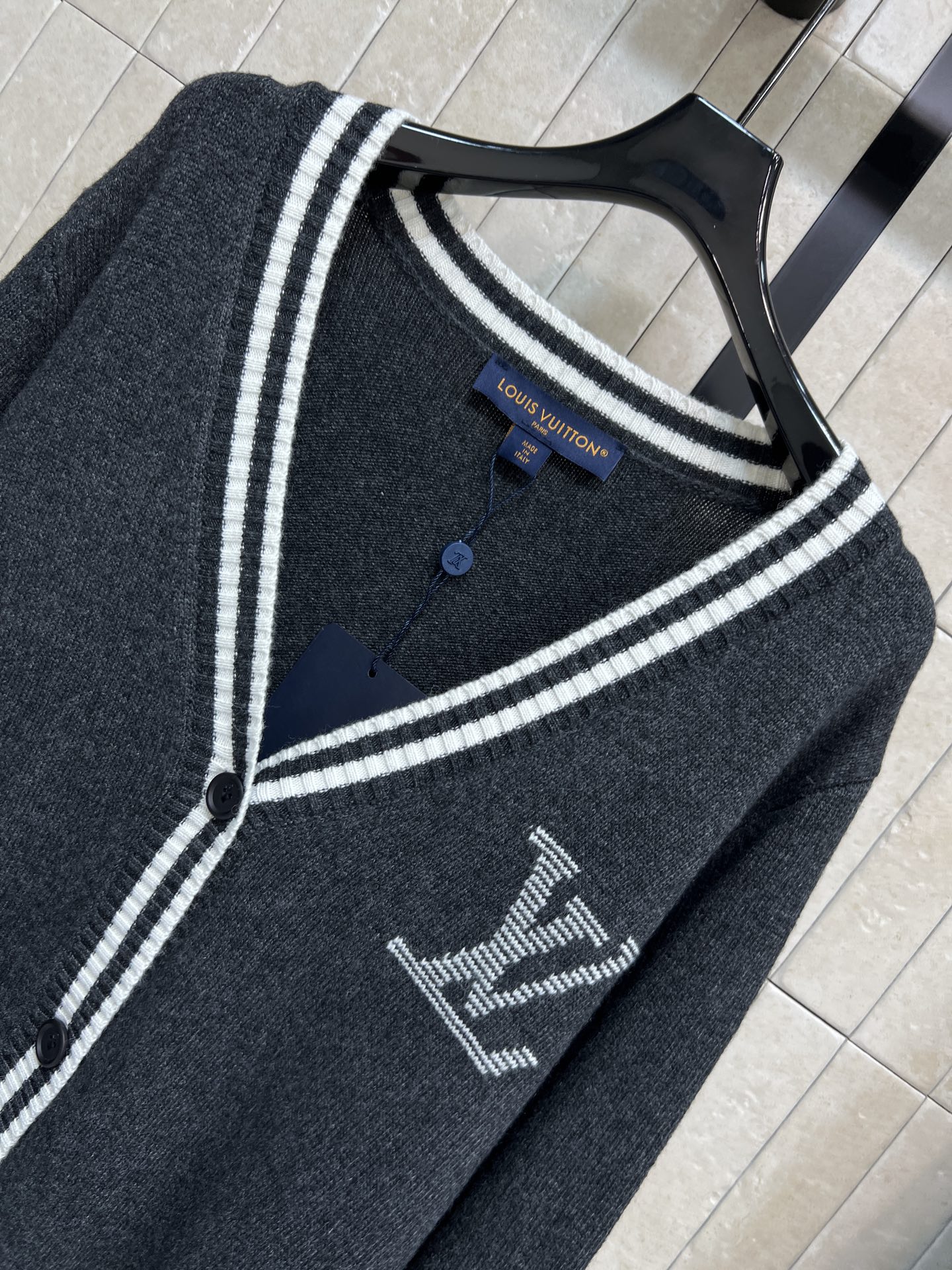 L家 26早秋新款 撞色V领针织开衫 采用绵羊毛+羊绒混纺针织面料 软糯厚实 V领版型门襟与下摆袖口搭配撞色条纹 胸口标