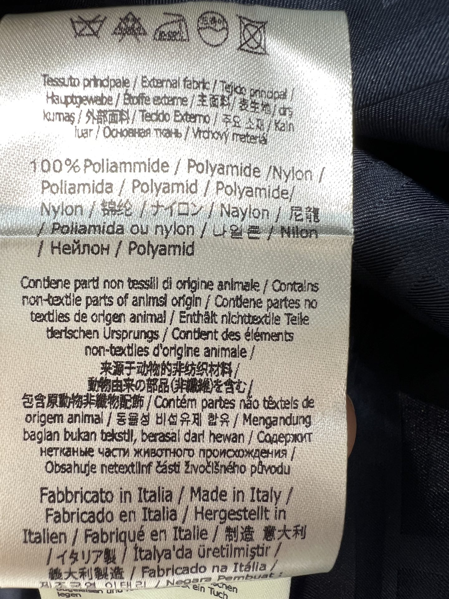 FD家 26早秋新款 老花连帽外套 面料挺括抗皱 衣身满铺暗纹提 富有辨识度 连帽拉链开衫款式 松紧收口袖口 利落防风 