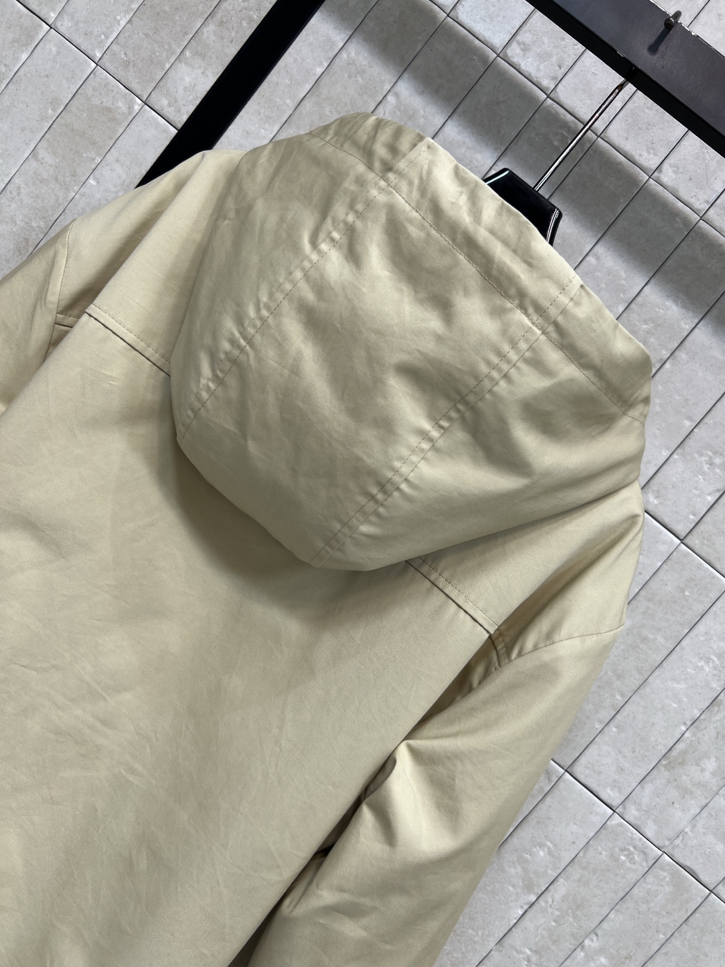 MIU家 26秋冬新款 卡其两件套连帽外套 加绒外套+轻薄风衣 一衣两穿实用性拉满 胸前精致logo标识 黑色纽扣+拉链 MIU家 26秋冬新款 卡其两件套连帽外套 加绒外套+轻薄风衣 一衣两穿实用性拉满 胸前精致logo标识 黑色纽扣+拉链