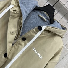 MIU家 26秋冬新款 卡其两件套连帽外套 加绒外套+轻薄风衣 一衣两穿实用性拉满 胸前精致logo标识 黑色纽扣+拉链 MIU家 26秋冬新款 卡其两件套连帽外套 加绒外套+轻薄风衣 一衣两穿实用性拉满 胸前精致logo标识 黑色纽扣+拉链