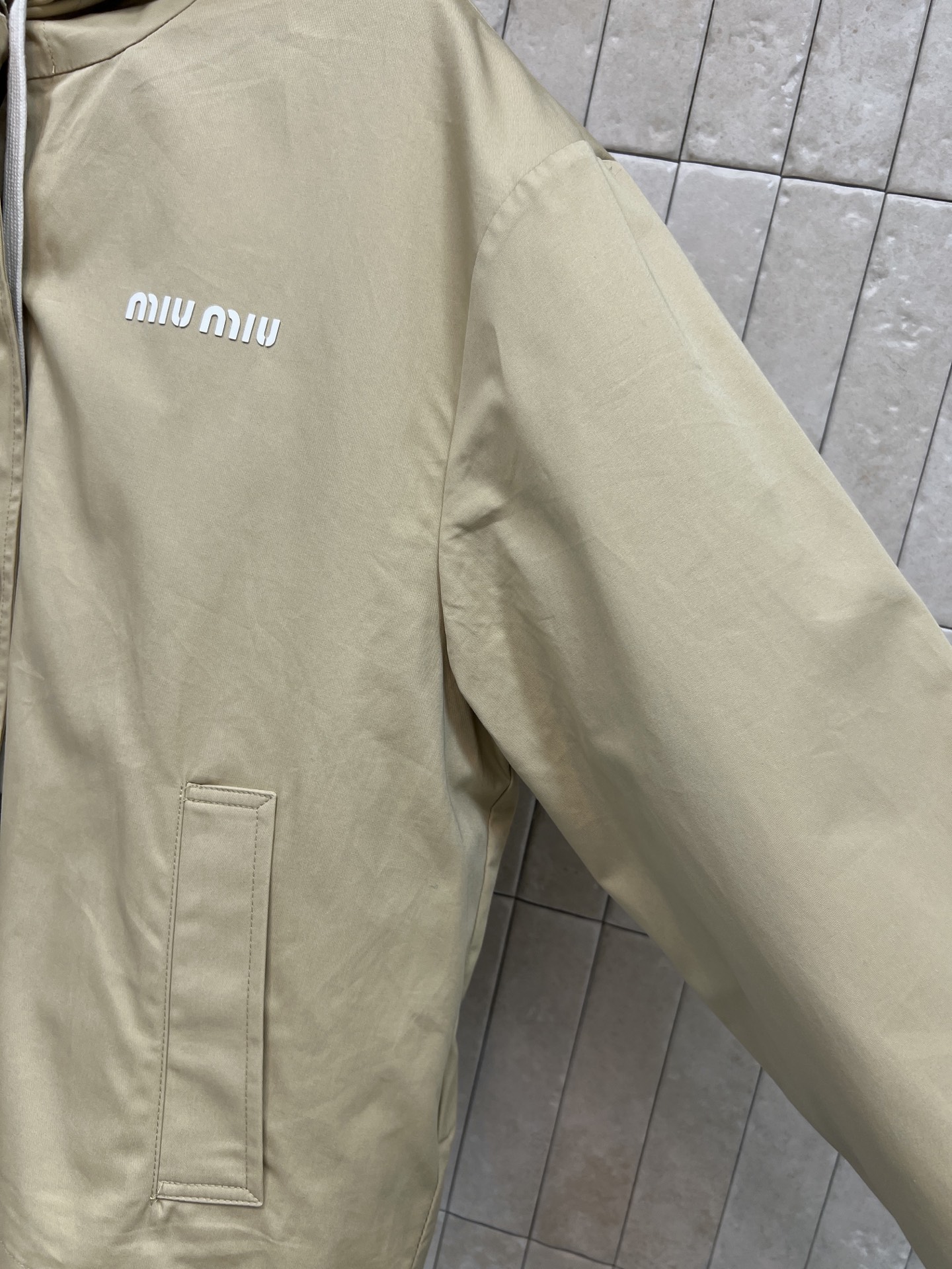 MIU家 26秋冬新款 卡其两件套连帽外套 加绒外套+轻薄风衣 一衣两穿实用性拉满 胸前精致logo标识 黑色纽扣+拉链 MIU家 26秋冬新款 卡其两件套连帽外套 加绒外套+轻薄风衣 一衣两穿实用性拉满 胸前精致logo标识 黑色纽扣+拉链