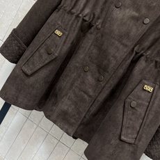 LW家 26早秋新款 深棕麂皮收腰外套 高级深棕牛皮绒混纺面料 质感柔和自带氛围感 斜襟双排金属扣设计 腰部内置抽绳 可 LW家 26早秋新款 深棕麂皮收腰外套 高级深棕牛皮绒混纺面料 质感柔和自带氛围感 斜襟双排金属扣设计 腰部内置抽绳 可