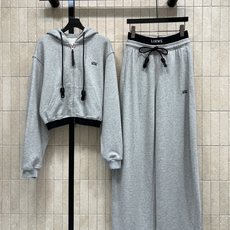 LW家 26早秋新款 灰色卫衣套装 连帽卫衣外套+高腰阔腿裤 简约浅灰调 休闲氛围感十足 短款连帽拉链卫衣 阔腿卫裤 织 LW家 26早秋新款 灰色卫衣套装 连帽卫衣外套+高腰阔腿裤 简约浅灰调 休闲氛围感十足 短款连帽拉链卫衣 阔腿卫裤 织