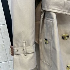 BUR家 26早秋新款 收腰中长款风衣 复古翻领搭配肩章设计 双排扣门襟经典大气 配套腰带可收束腰线 袖口束带细节 大插 BUR家 26早秋新款 收腰中长款风衣 复古翻领搭配肩章设计 双排扣门襟经典大气 配套腰带可收束腰线 袖口束带细节 大插