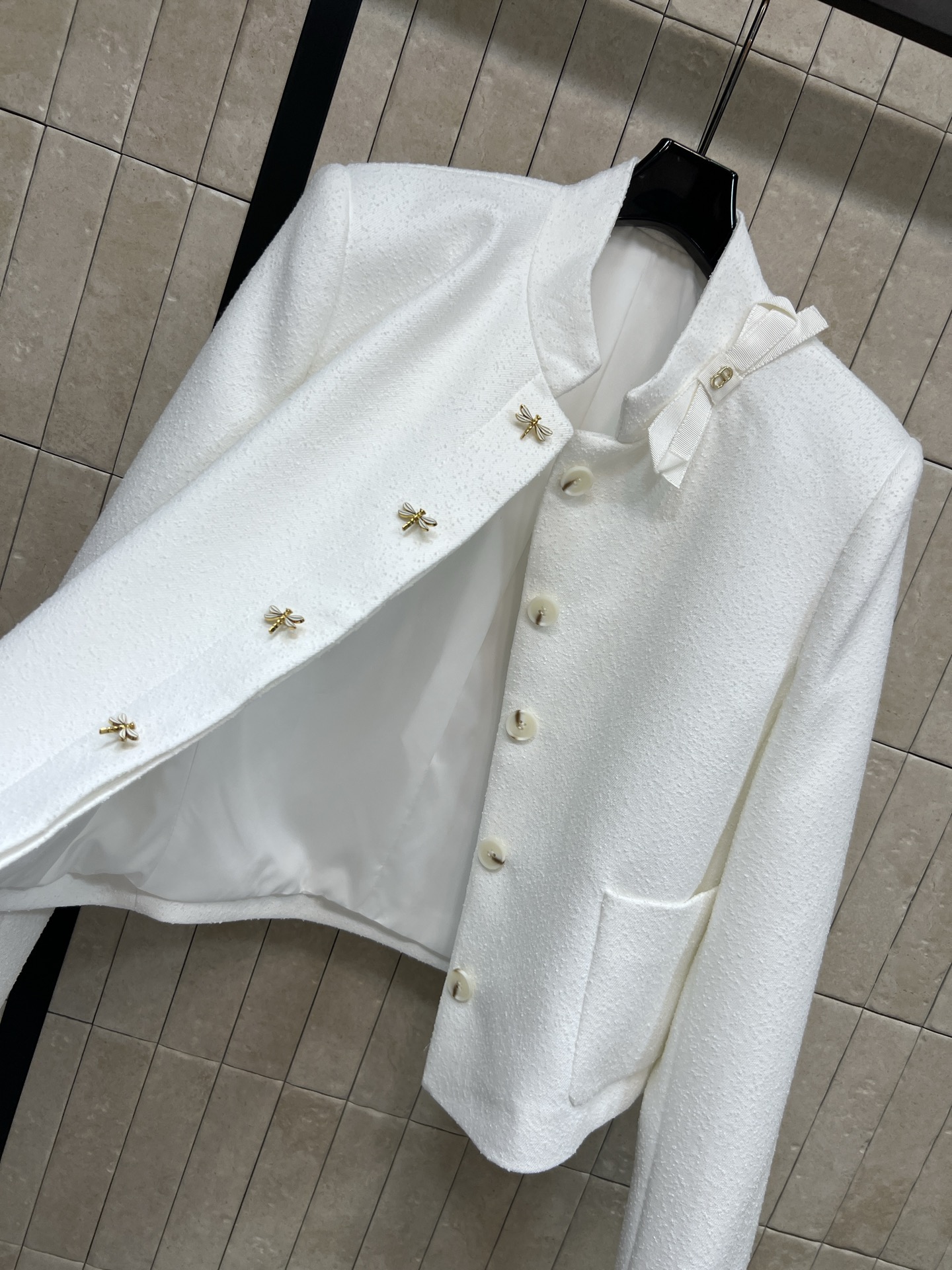 D家 26早秋新款 白色短款小香风外套 白色肌理面料 质感细腻高级 中式小立领搭配领口蝴蝶结+金属蝴蝶结点缀 细节氛围感