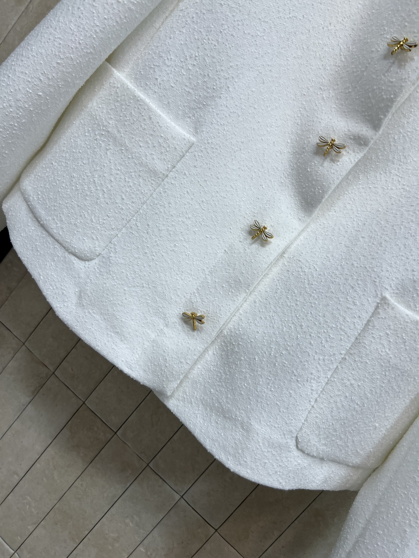 D家 26早秋新款 白色短款小香风外套 白色肌理面料 质感细腻高级 中式小立领搭配领口蝴蝶结+金属蝴蝶结点缀 细节氛围感