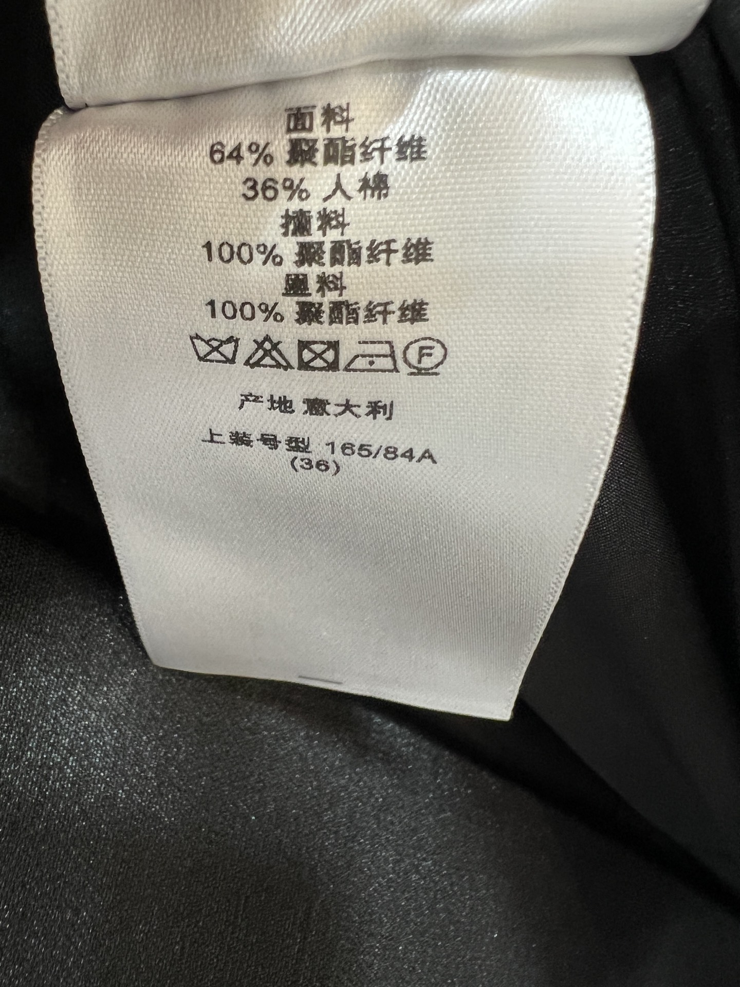 D家 26早秋新款 黑色蝴蝶结连衣长裙 黑色西装面料有光泽 气质冷艳精致 无袖马甲式剪裁 侧边立体大蝴蝶结点缀 收腰版型