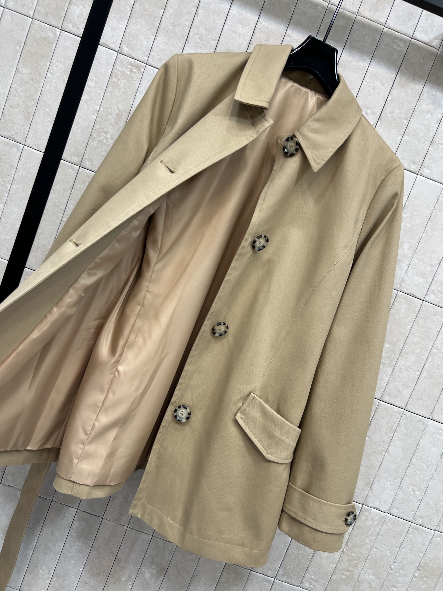 D家 26早秋新款 收腰短款卡其风衣 面料挺括有型 别致花纹纽扣点缀门襟 搭配金色雕花腰带 轻松收束腰线勾勒身材 两侧大