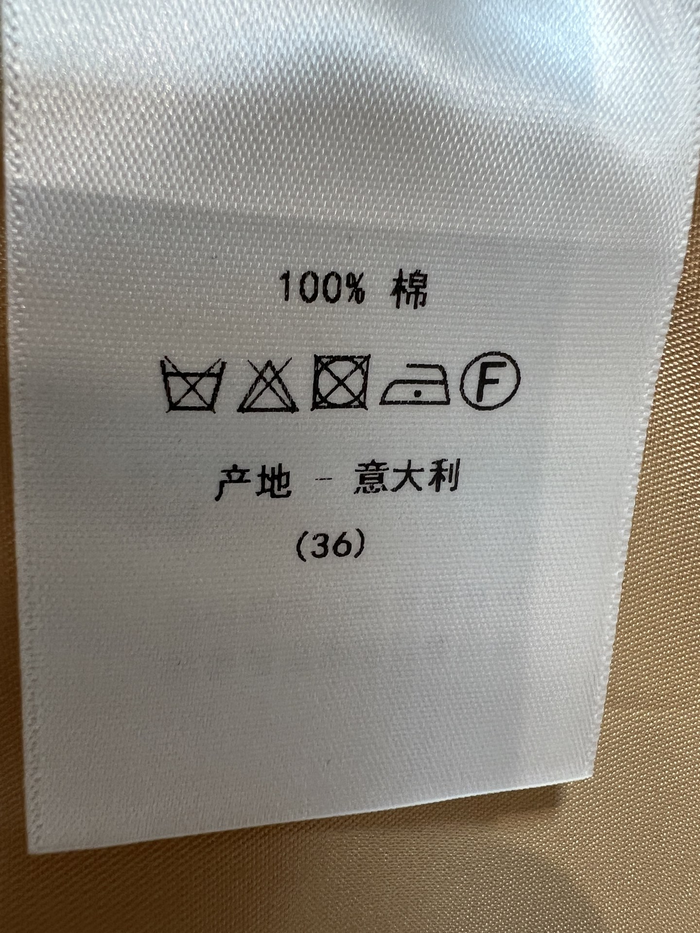 D家 26早秋新款 收腰短款卡其风衣 面料挺括有型 别致花纹纽扣点缀门襟 搭配金色雕花腰带 轻松收束腰线勾勒身材 两侧大